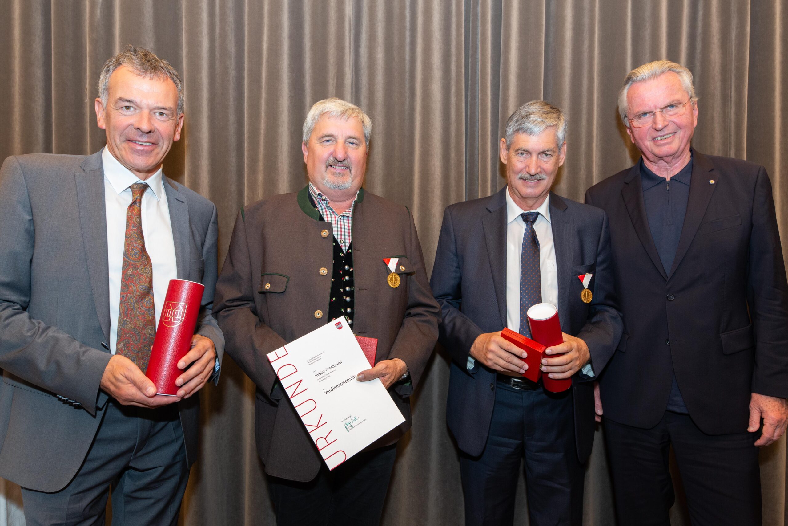 Bürgermeister Georg Willi (l.) und Stadtrat Rudolf Federspiel (r.) überreichten Hubert Thonhauser (2. v. l.) und Ernst Wieser (2. v. r.) die Verdienstmedaille. Diese ergeht an Personen, die sich in der Hilfeleistung am Mitmenschen besondere Verdienste erworben haben.