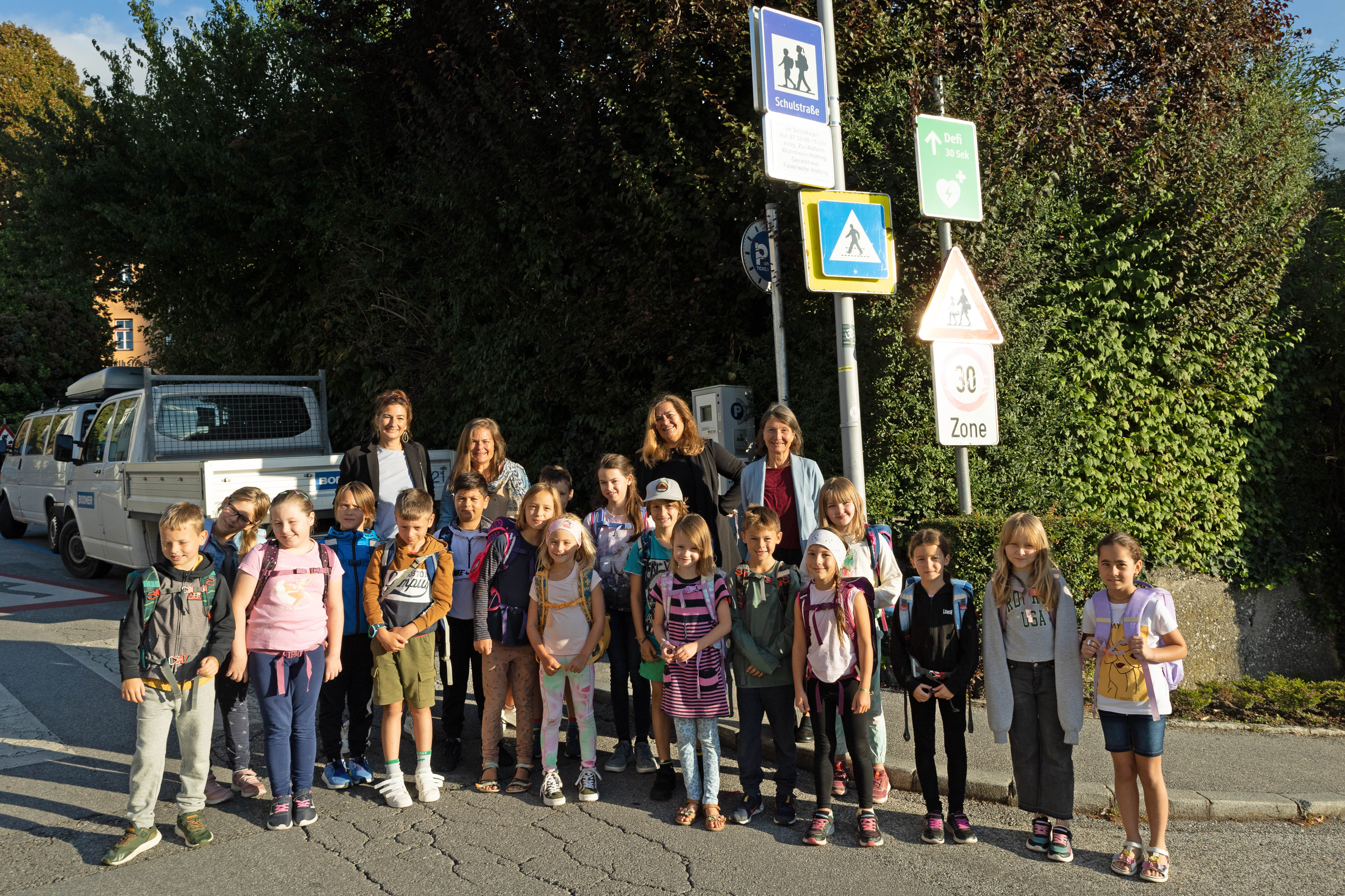 Die DrittklässlerInnen der VS Hötting freuen sich gemeinsam mit (l.R.v.r.n.l:) Mobilitätsstadträtin Uschi Schwarzl, Schuldirektorin Dagmar Klingler-Newesely, Lehrerin Bettina Ahsheuer und Alexandra Leistner vom Elternverein über die neue Höttinger Schulstraße.