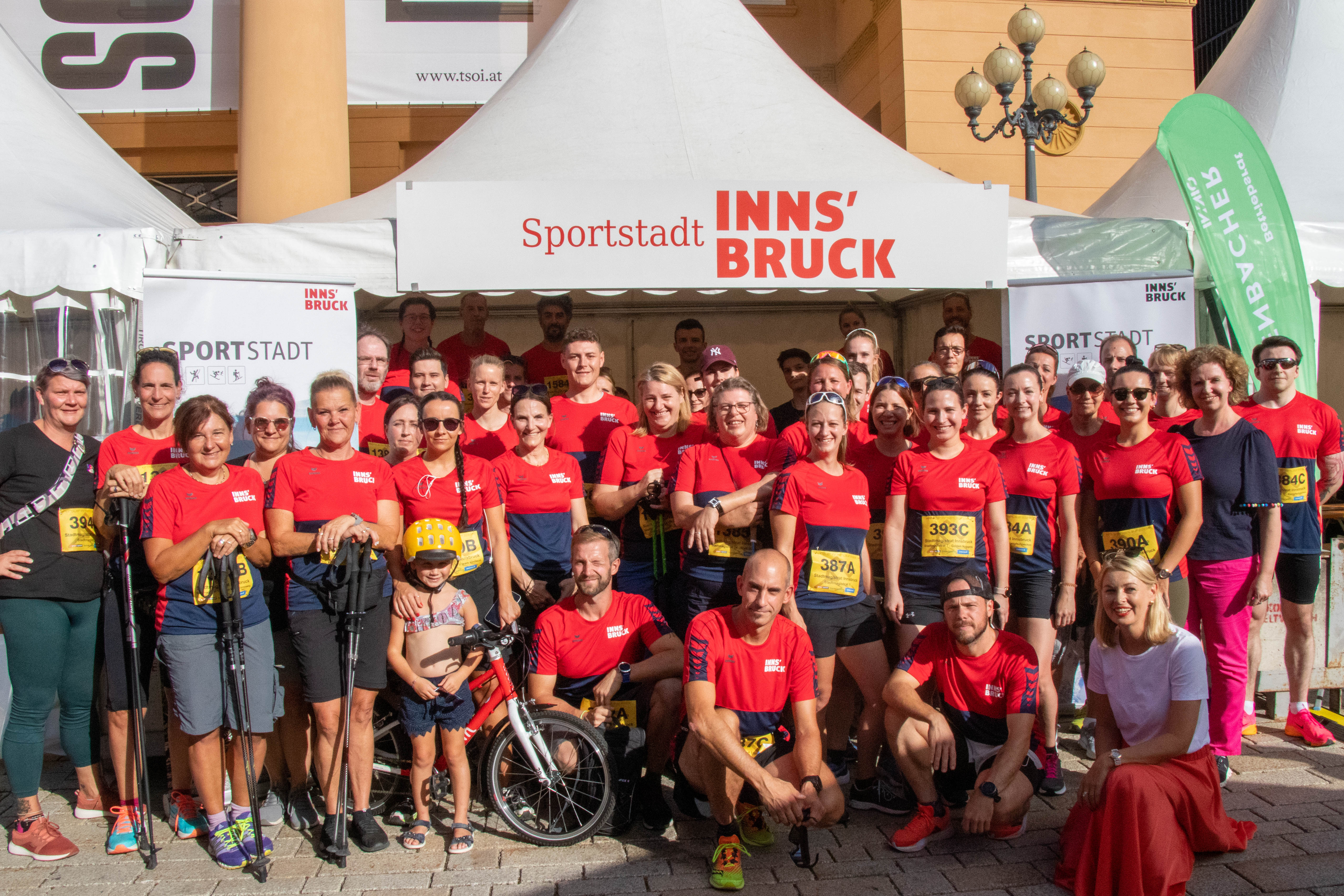Gemeinsam für die Firma laufen hieß es wieder am Samstag, den 16. September, bei der 21. Auflage des Tiroler Firmenlaufs. Auch rund 45 MitarbeiterInnnen des Stadtmagistrats Innsbruck wagten sich auf die Lauf- und Walkingstrecke. Im Fokus des jährlich stattfindenden Events stand neben der sportlichen Herausforderung auch das Miteinander unter den ArbeitskollegInnen. Insgesamt nahmen mehr als 4.500 SportlerInnen teil.