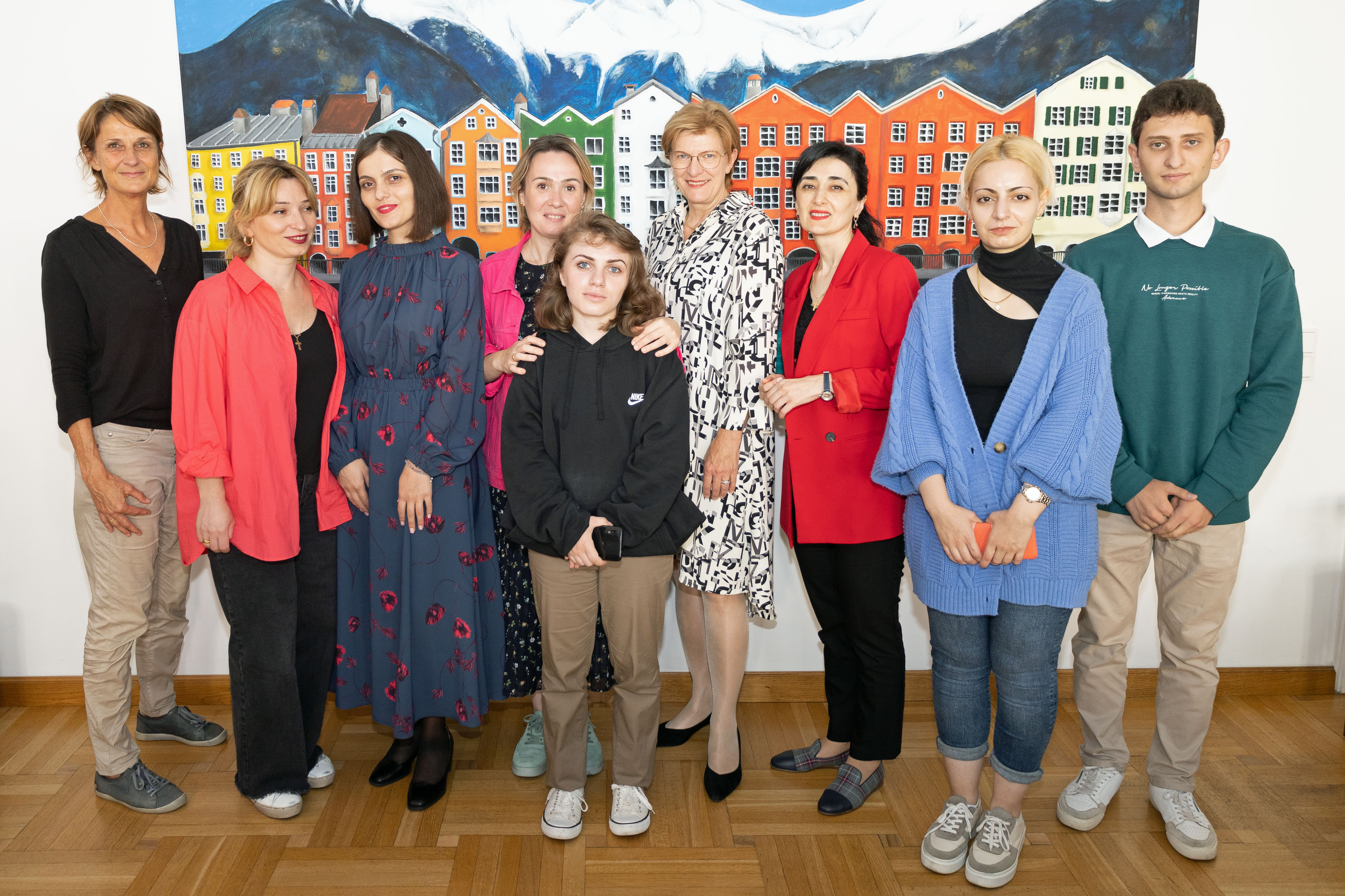 Stadträtin Christine Oppitz-Plörer (4.v.r.) begrüßt die Studierenden aus Tiflis (Georgien) im Innsbrucker Rathaus.