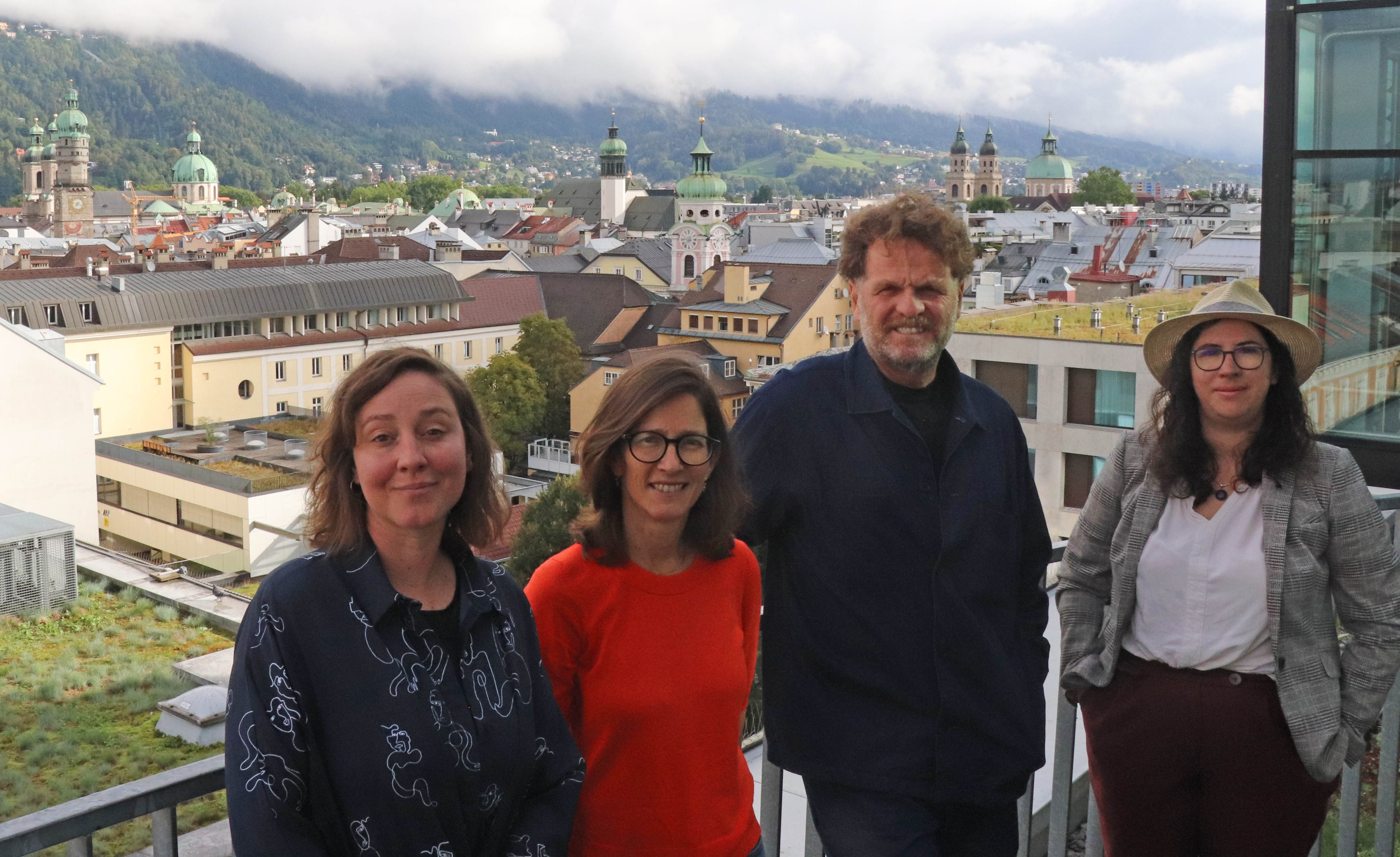 Die Jurymitglieder Alina Zeichen, Tuncay Acar und Cornelia Dlabaja mit Christina Alexandridis (Kulturamt, 2. v.l.) bei der öffentlichen Sitzung am 14. September im Innsbrucker Rathaus.