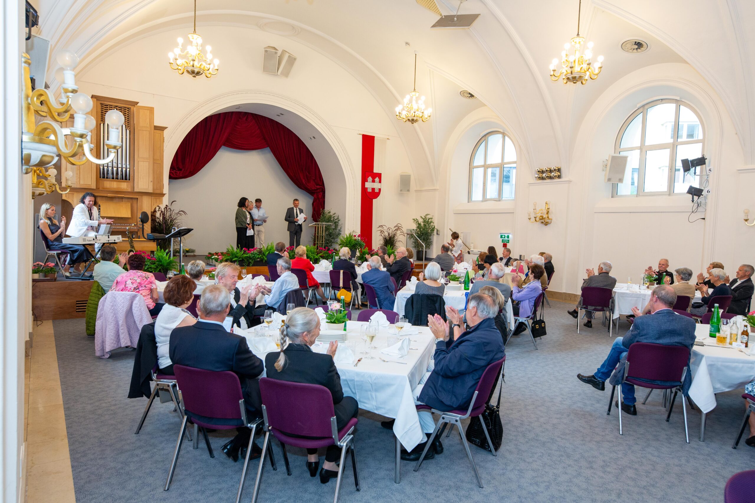 Bürgermeister Georg Willi ehrte kürzlich Innsbrucks Jubelhochzeitspaare. Zahlreiche Ehepaare, die ihre Goldene, Diamantene oder Eiserne Hochzeit hatten, fanden in den Ursulinensälen zusammen, um ihre jahrzehntelangen Bindungen gebührend und stimmungsvoll zu feiern.