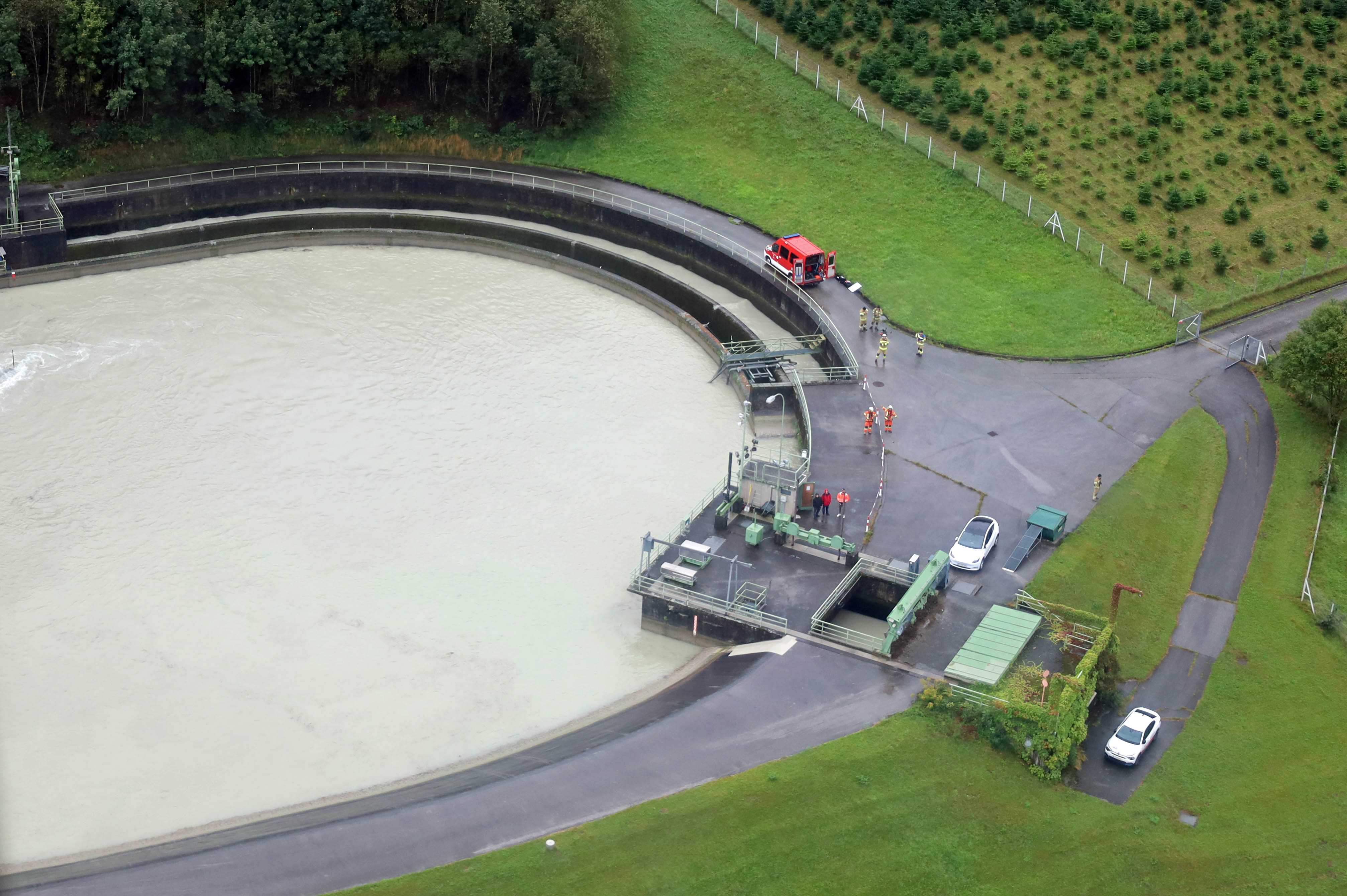 Im Bereich des IKB-Speichersees wurden im Rahmen der Simulation Personen als vermisst gemeldet – die Tauch- und Drohneneinheiten der Feuerwehr beginnen mit der Suche.