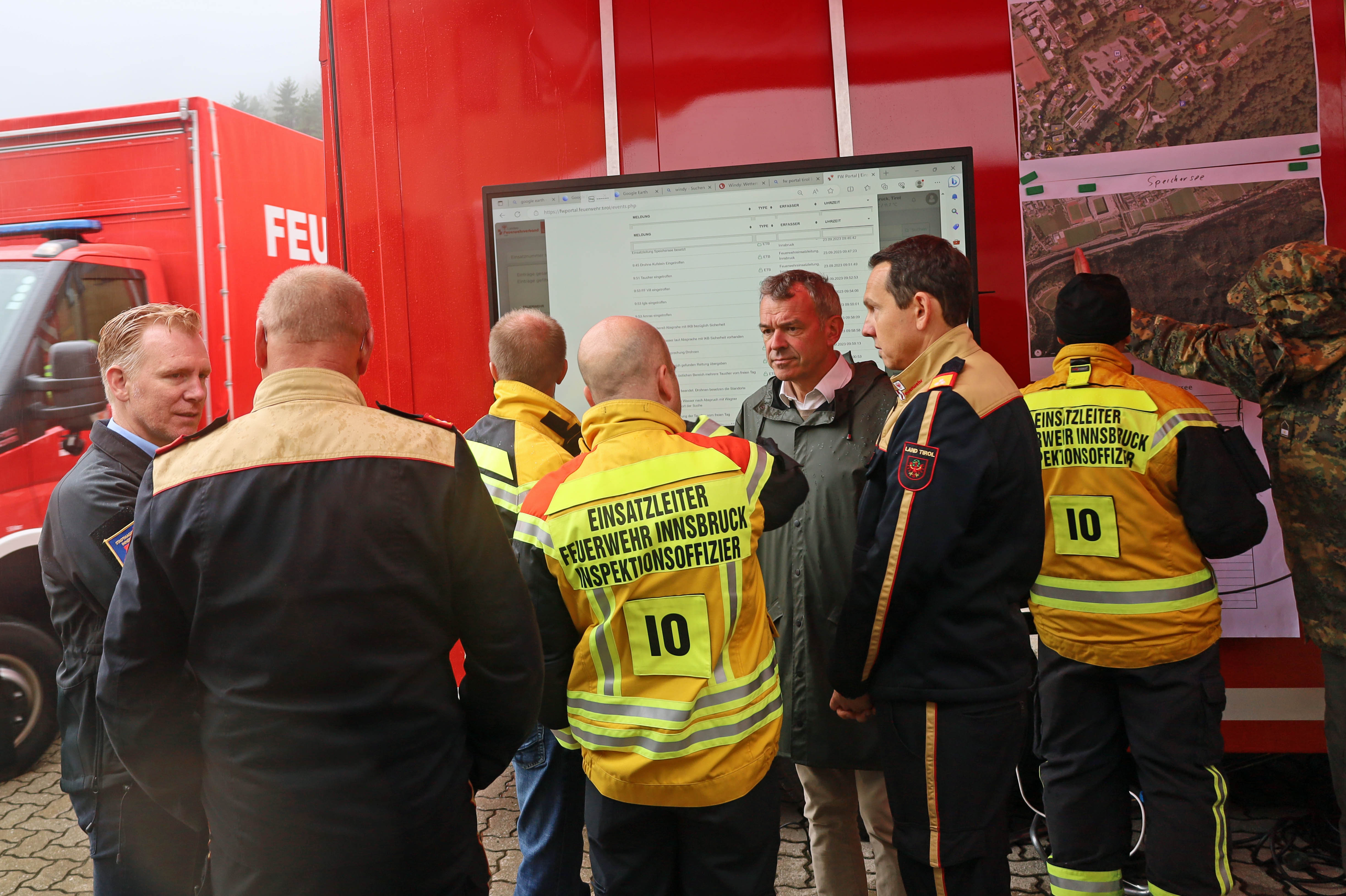 Innsbrucks Bürgermeister Georg Willi (3.v.r) bei der gemeinsamen KAT-Übung.