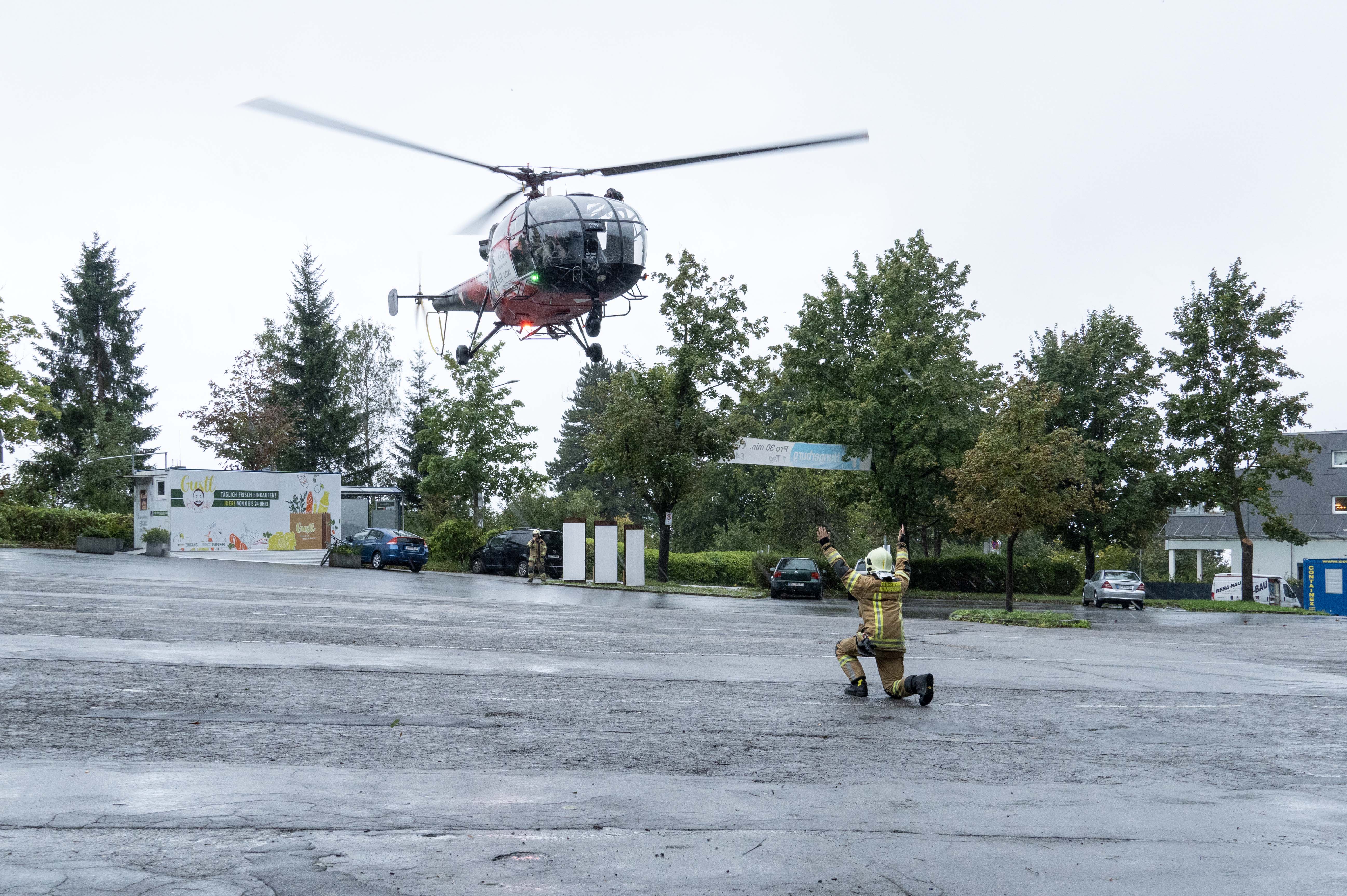 Die Einsatzkräfte treffen auf der Hungerburg per Hubschrauber ein.