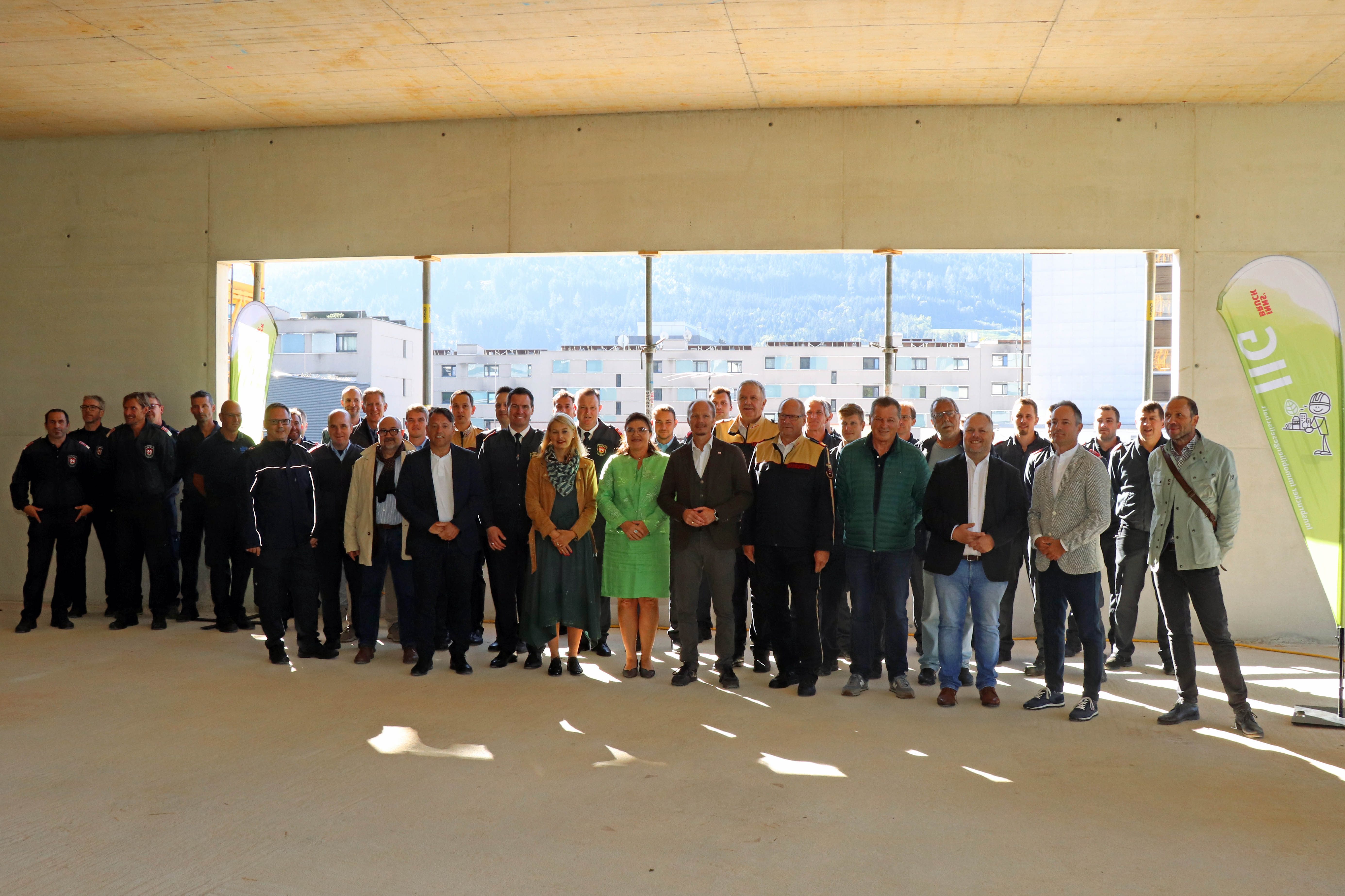 Im zweiten Stock des neuen Zubaus wurde die Firstfeier gemeinsam begangen.