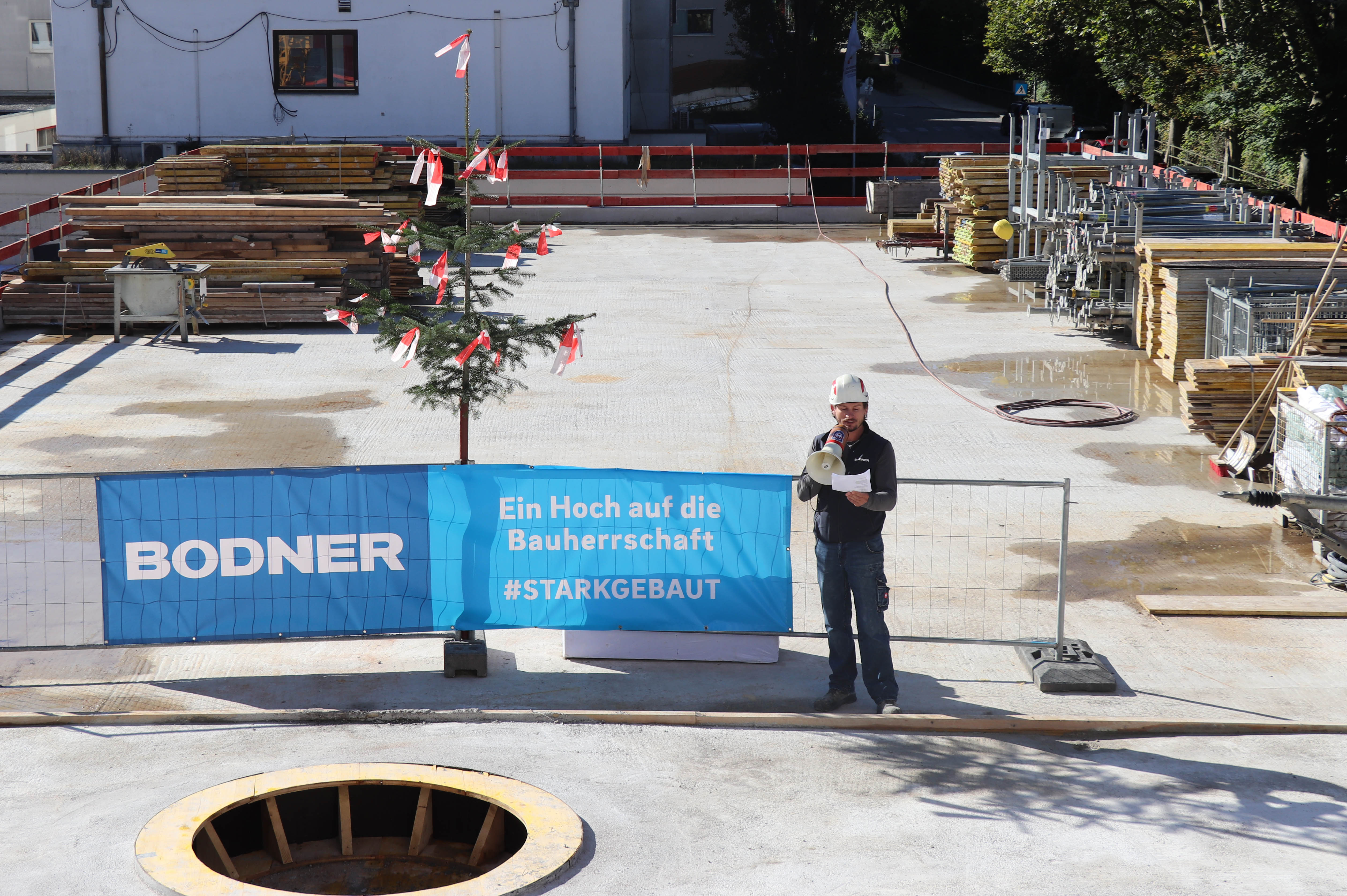 Auf dem Dach der neuen Fahrzeughalle wurde der Firstbaum aufgestellt.