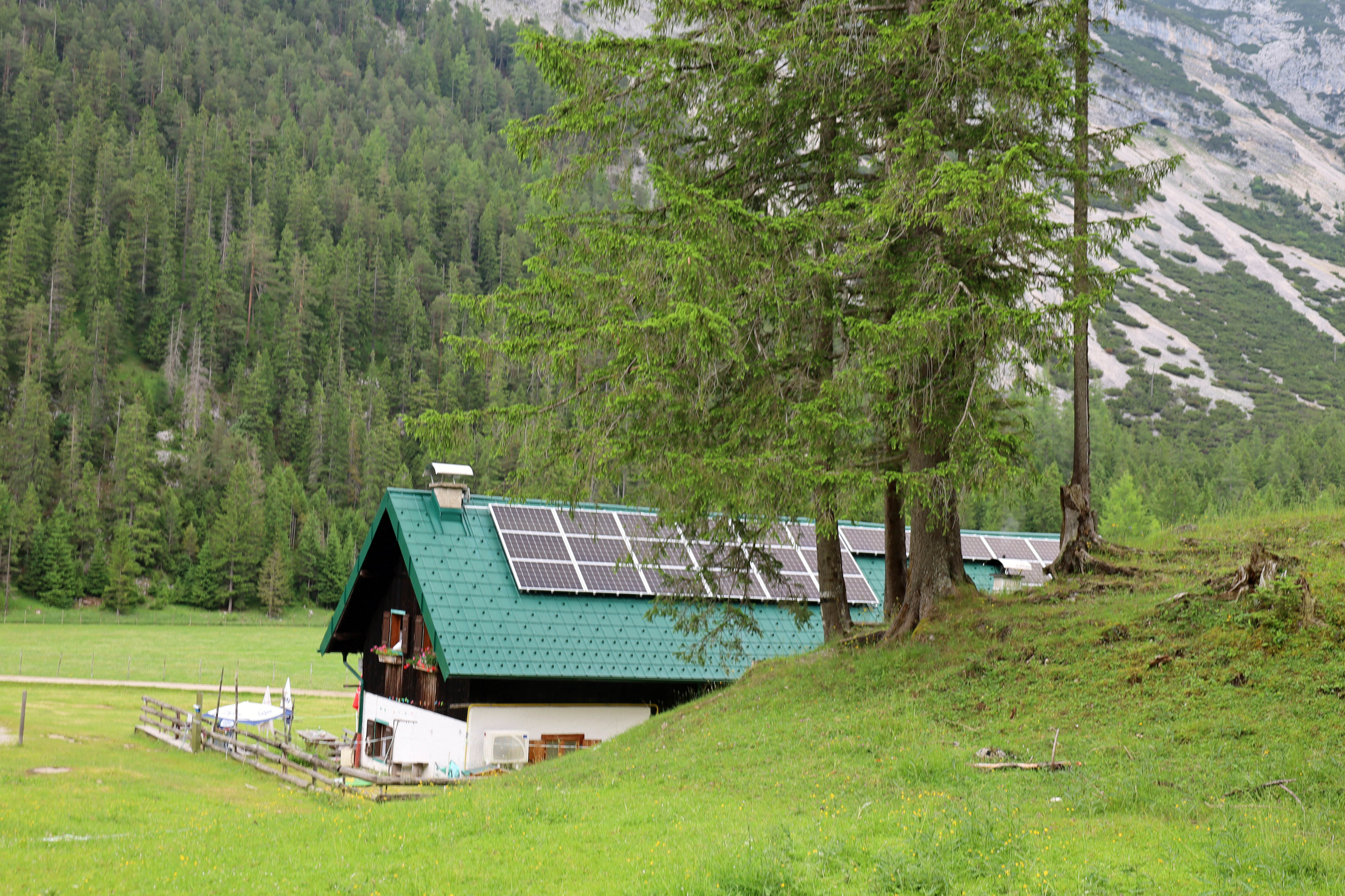 Die Käserei der Möslalm wird von dem bereits vorhandenen, modernisierten Wasserkraftwerk sowie einer komplett neuen Photovoltaikanlage nachhaltig und energieautark betrieben.