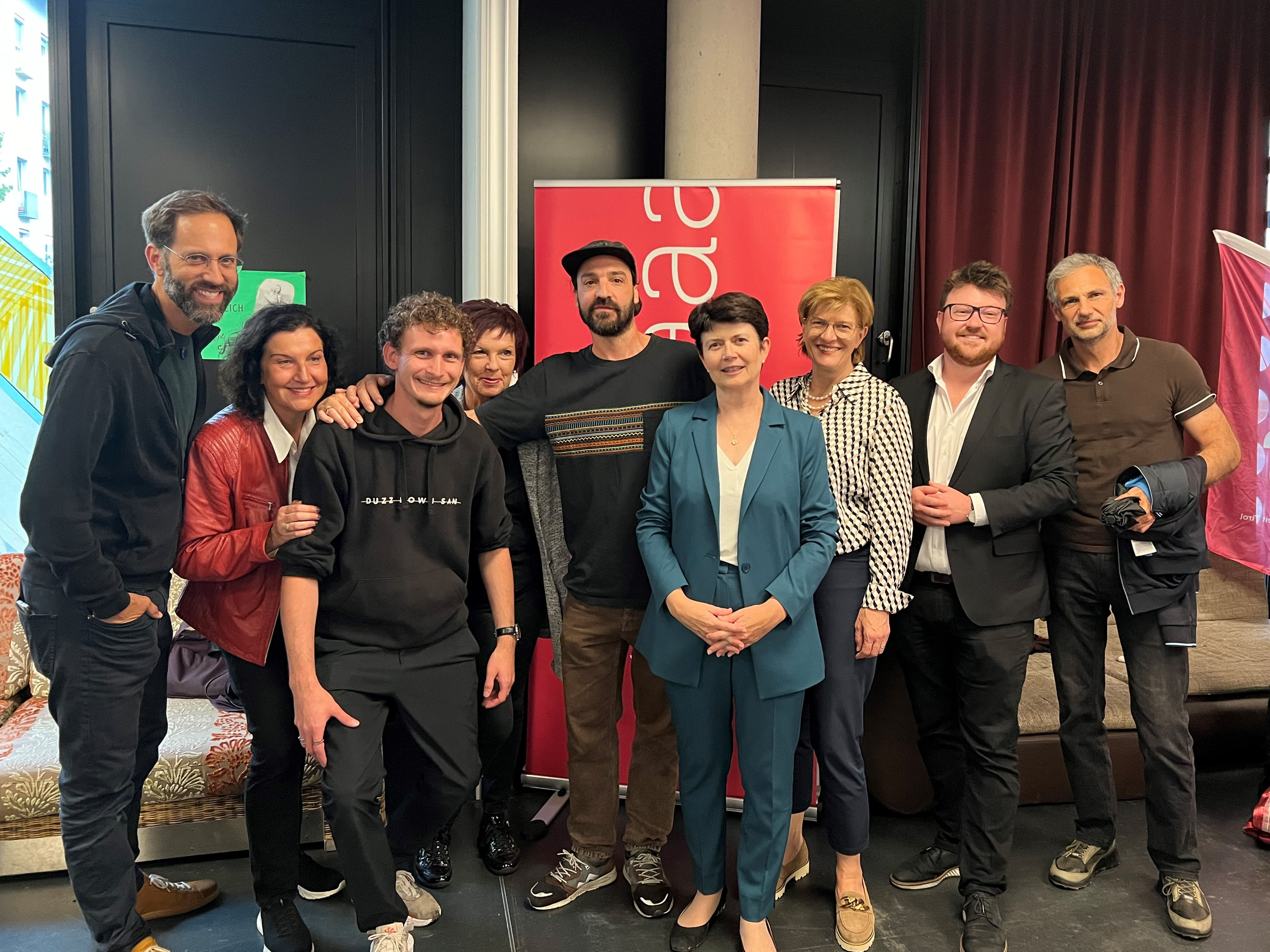 Ein Fest von der Jugend für die Jugend (v.l.): Lukas Trentini (POJAT), GRin Irene Heisz, Jakob Egger (Frauen und Generationen), Uschi Klee (Frauen und Generationen), Sebastian Gabl (Jugendzentrum-Leiter), Elisabeth Rathgeb (Caritas-Direktorin), StRin Christine Oppitz-Plörer (Jugendstadträtin), GR Benjamin Plach und Jürgen Gschnell (Caritas, stellv. Direktor & Fachbereichsleitung) am OJA Aktionstag 2023.