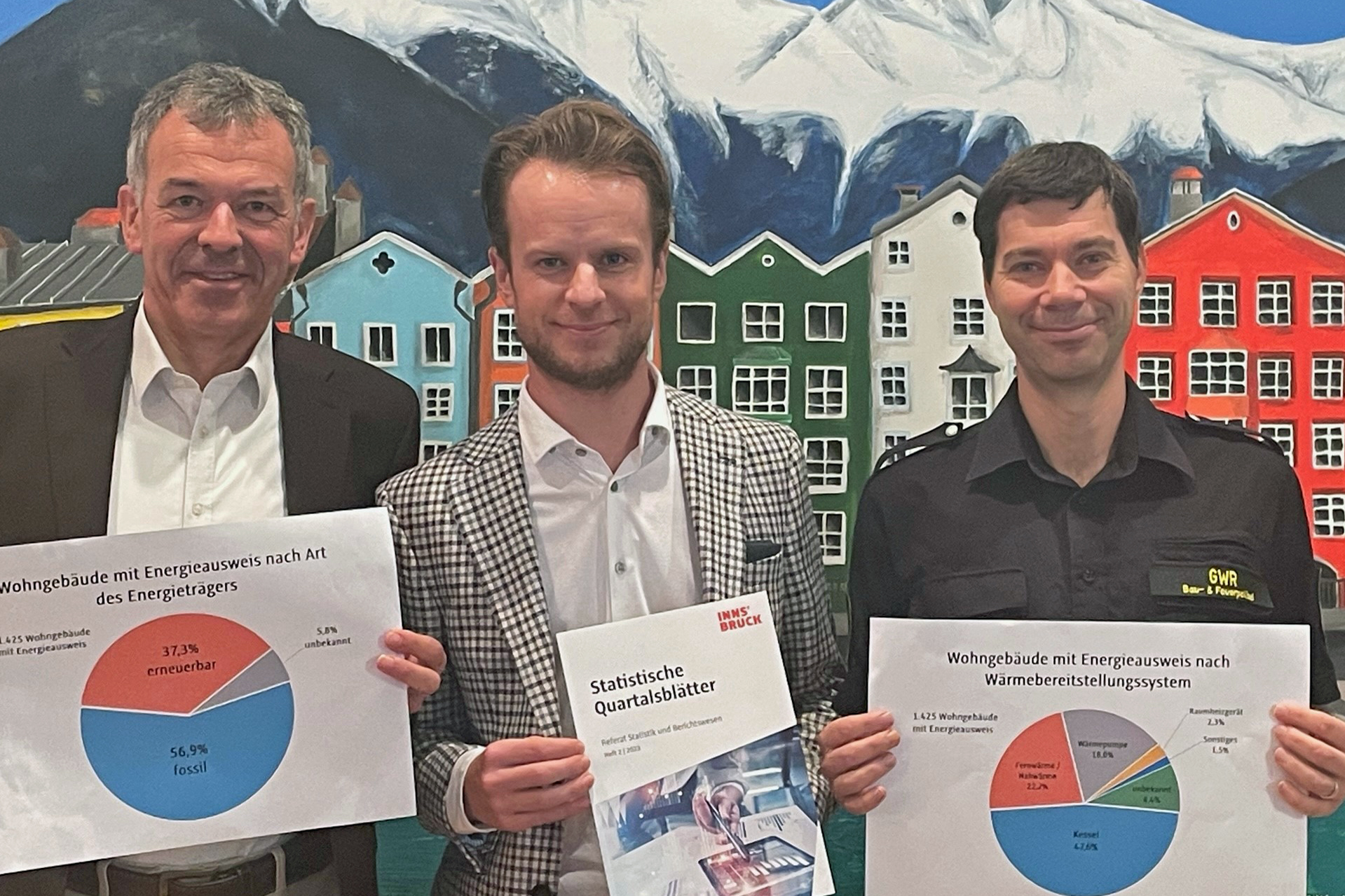 v.l. Bürgermeister Georg Willi, der Amtsleiter für Stadtvermessung und Statistik, Mathias Behmann und Referatsleiter vom Gebäude- und Wohnungsregister, Manfred Hirsch, präsentieren aktuelle städtische Zahlen zum Thema Energie.