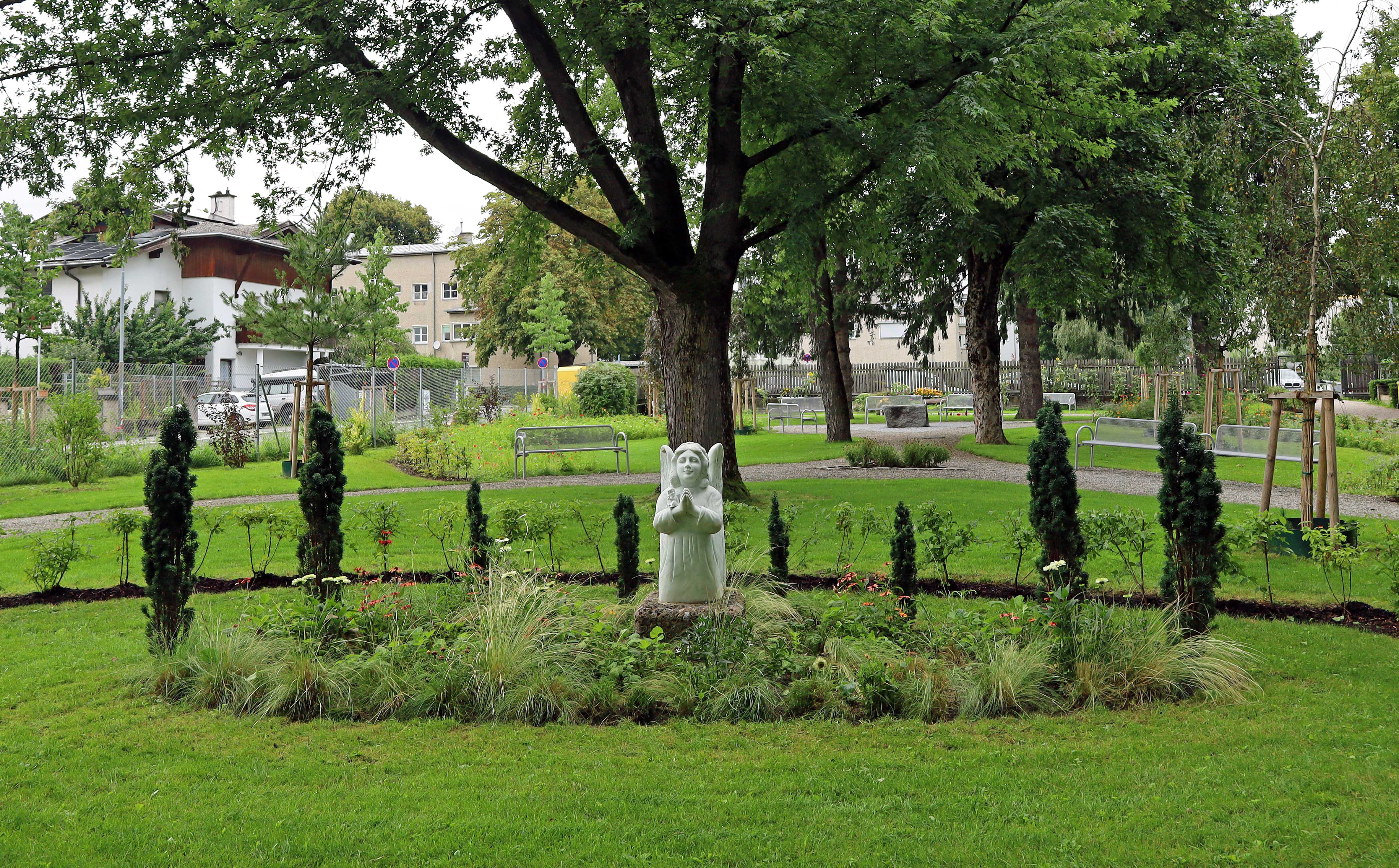 Grünanlagen und Parks bieten Entspannung und Erholung in der Stadt. Im Bild: Der Garten des Friedens am Pradler Ostfriedhof.