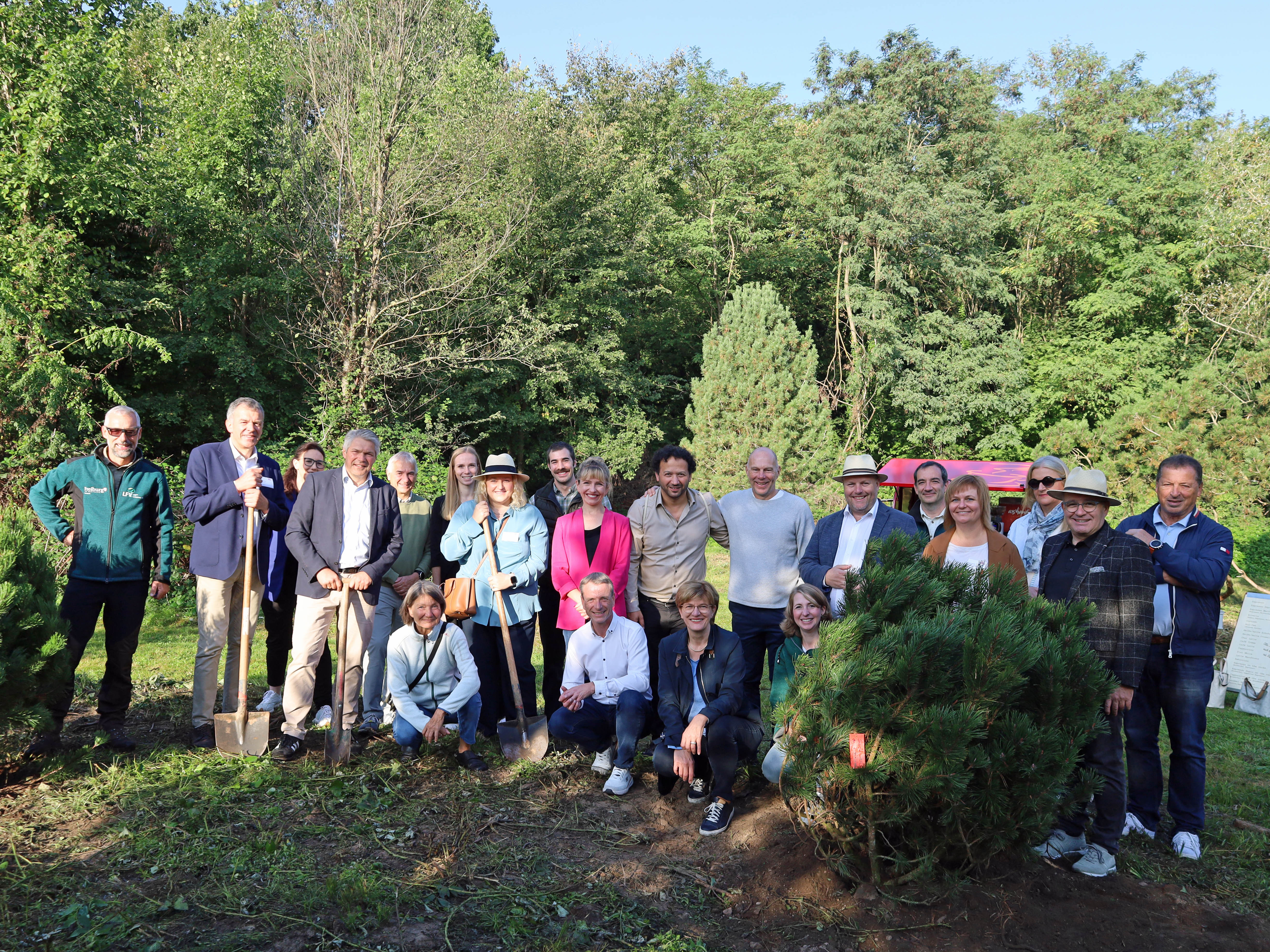 Zum Abschluss wurden zwei Latschenkiefern im Partnerschaftshain im Mooswald gepflanzt.
