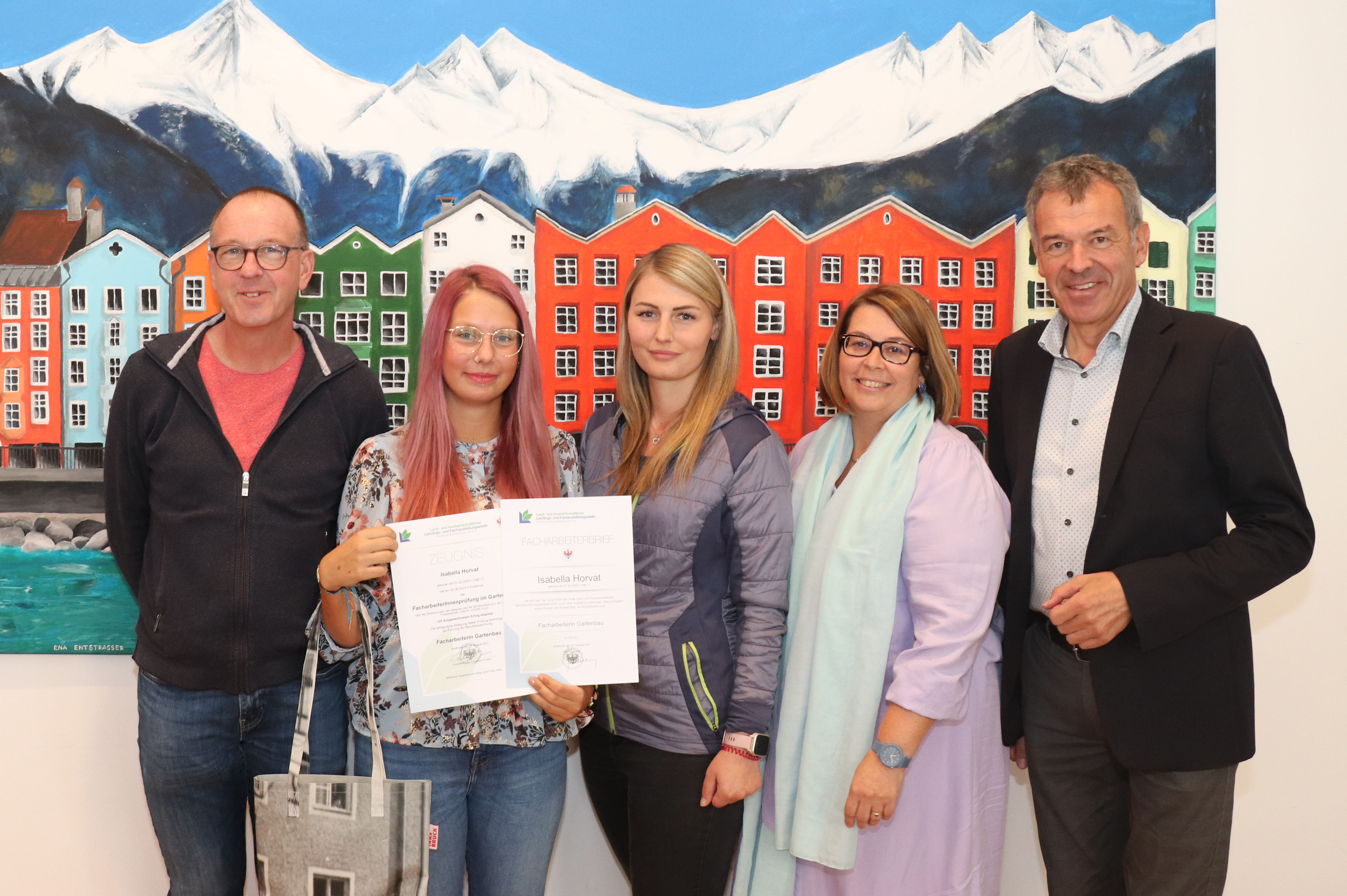 Bürgermeister Georg Willi (r.) gratuliert Isabella Horvat (2.v.l.) zum Ausgezeichneten Erfolg bei der Lehrabschlussprüfung. Als Lehrling im städtischen Amt für Grünanlagen konnte sie zahlreiche Erfahrungen im Rahmen ihrer dreijährigen Lehre zur Gärtnerin im Bereich Gartenbau sammeln. Dabei unterstützt wurde sie von ihrer Ausbilderin Ramona Prinoth (3.v.l.), Robert Mair (Lehrlingskoordinator Grünanlagen, l.) und der städtischen Lehrlingsbeauftragten Sabine Floßmann (2.v.r.).