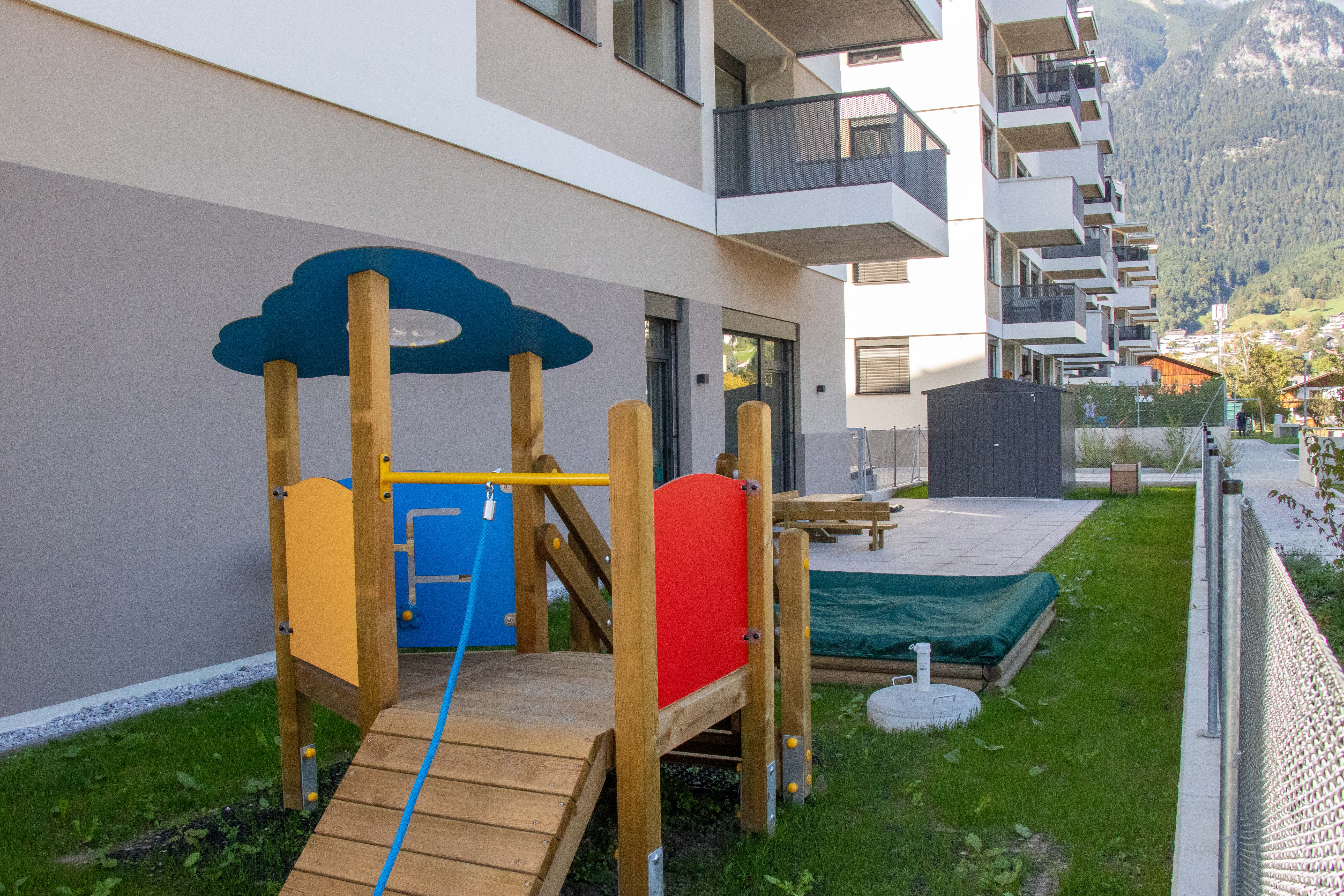 Auf der Ost- und Westseite des Gebäudes stehen großzügige Freiflächen zur Verfügung.