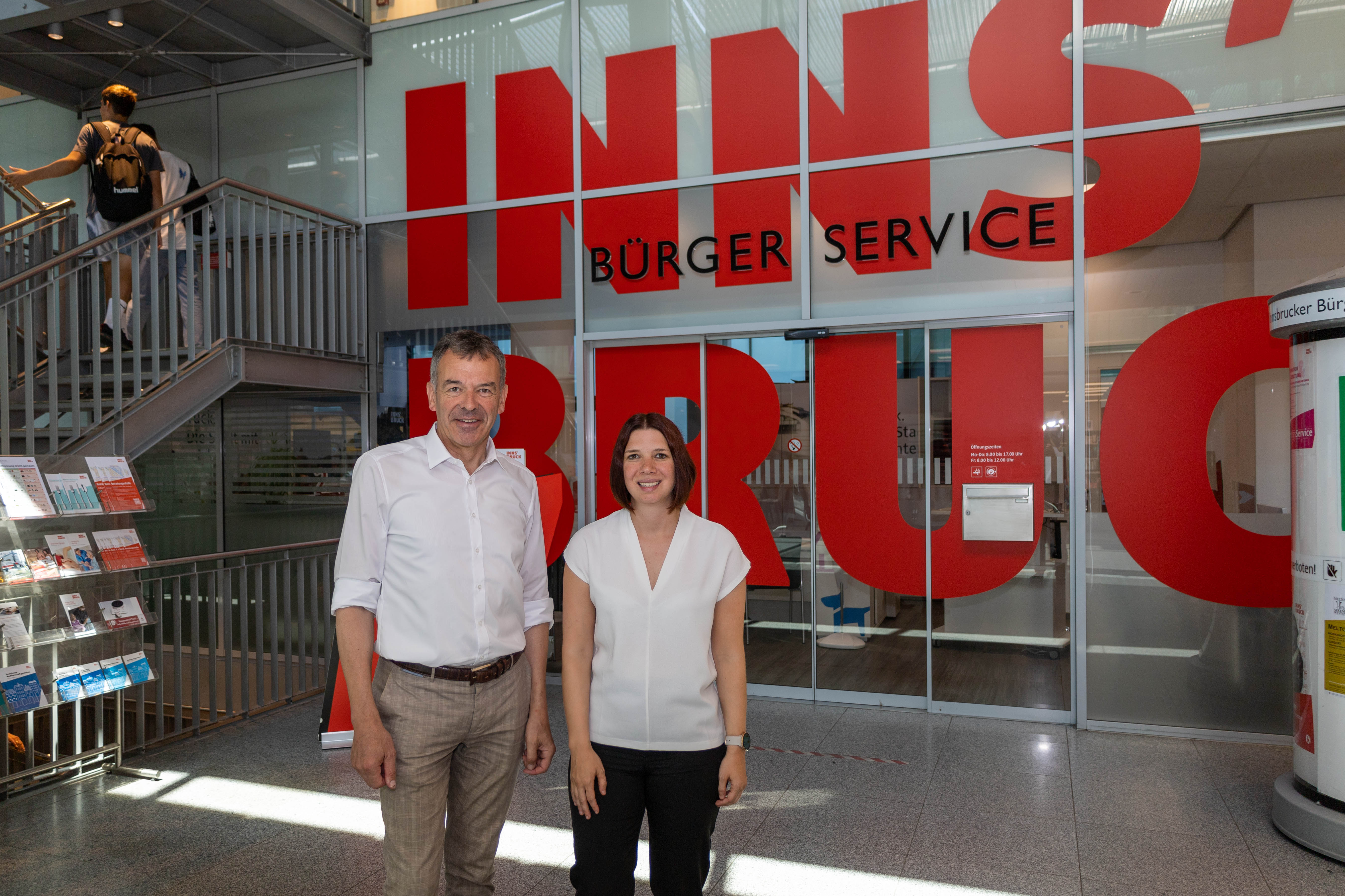 Bürgermeister Georg Willi und Teuerungsberatungs-Koordinatorin Sonja Lezuo laden zur Beratung ein.