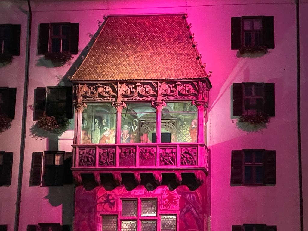 Das Innsbrucker Wahrzeichen leuchtet bis 11. Oktober in Pink, um auf das Thema Brustkrebs und Brustkrebsvorsorge aufmerksam zu machen.