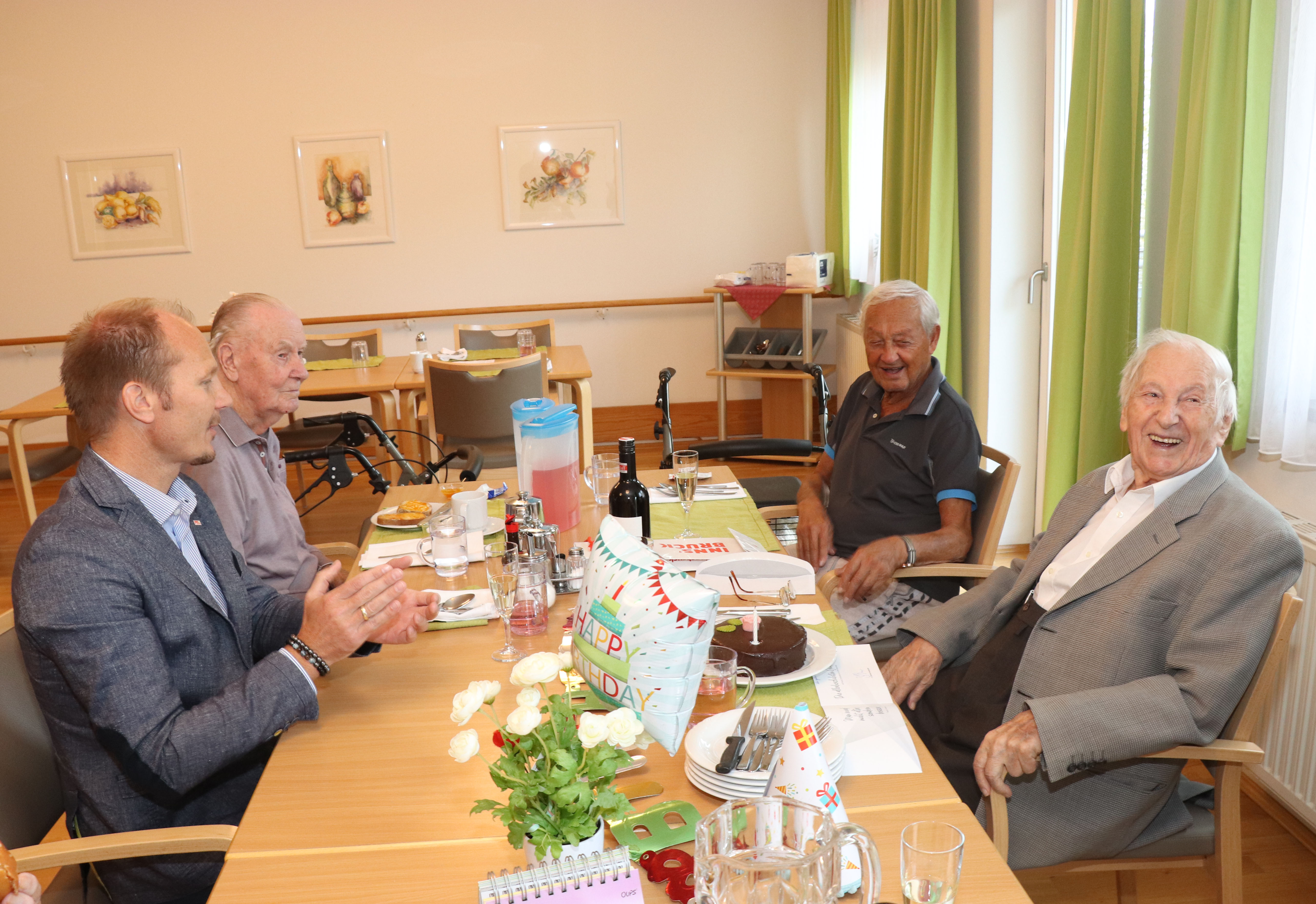 Ludwig Ascher (r.) freut sich über den Besuch von Vizebürgermeister Johannes Anzengruber im Wohnheim Reichenau.