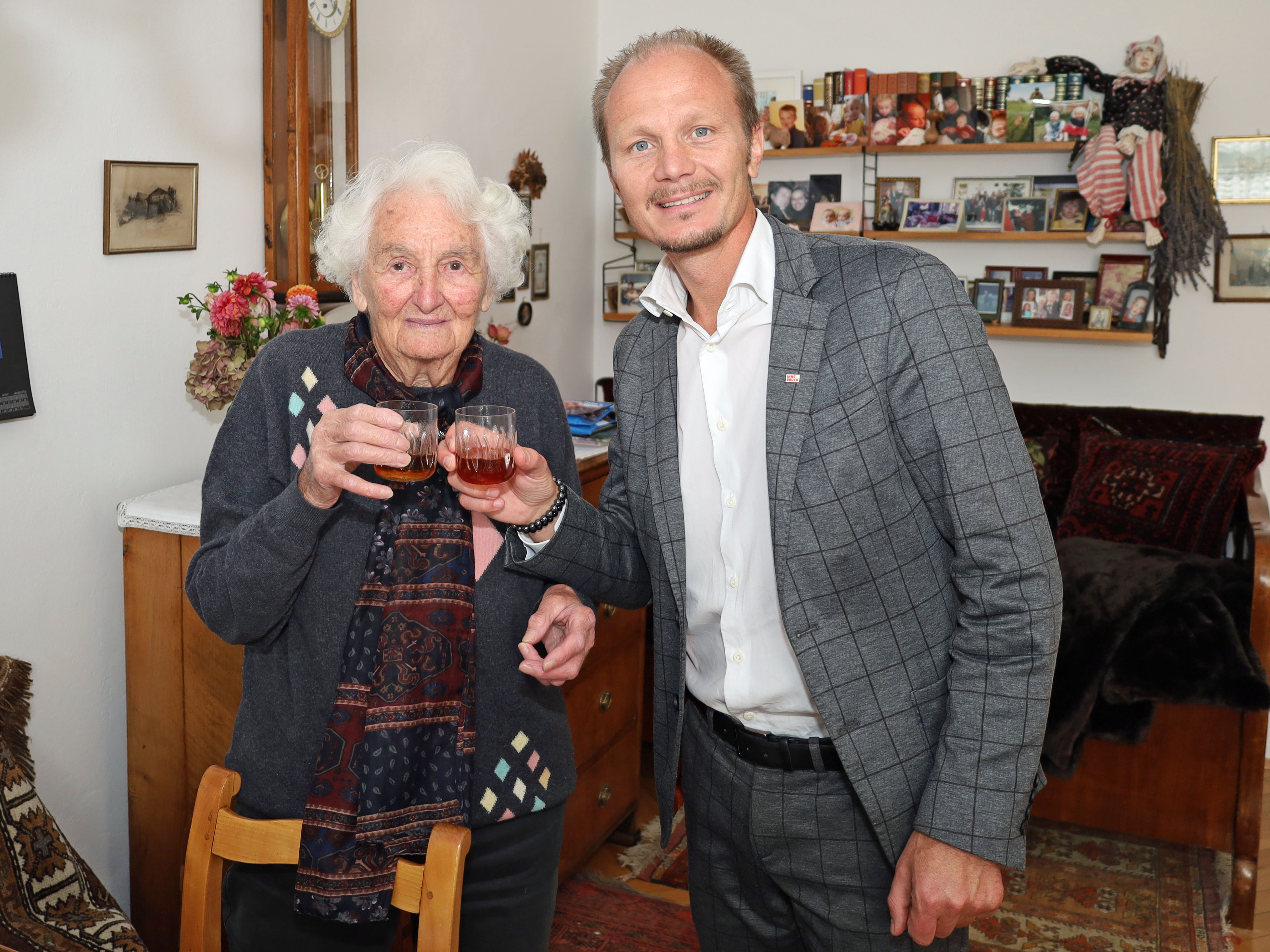 Vizebürgermeister Johannes Anzengruber beim Anstoßen mit der hundertjährigen Ingeborg Tauscher.