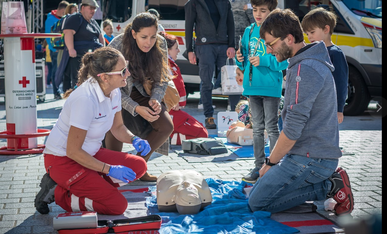 Die drei Schritte der Wiederbelebung lauten: rufen, drücken, schocken. Zuerst wird der Notruf 144 gerufen, dann wird mit der Herzdruckmassage gedrückt und mit dem Defi geschockt.