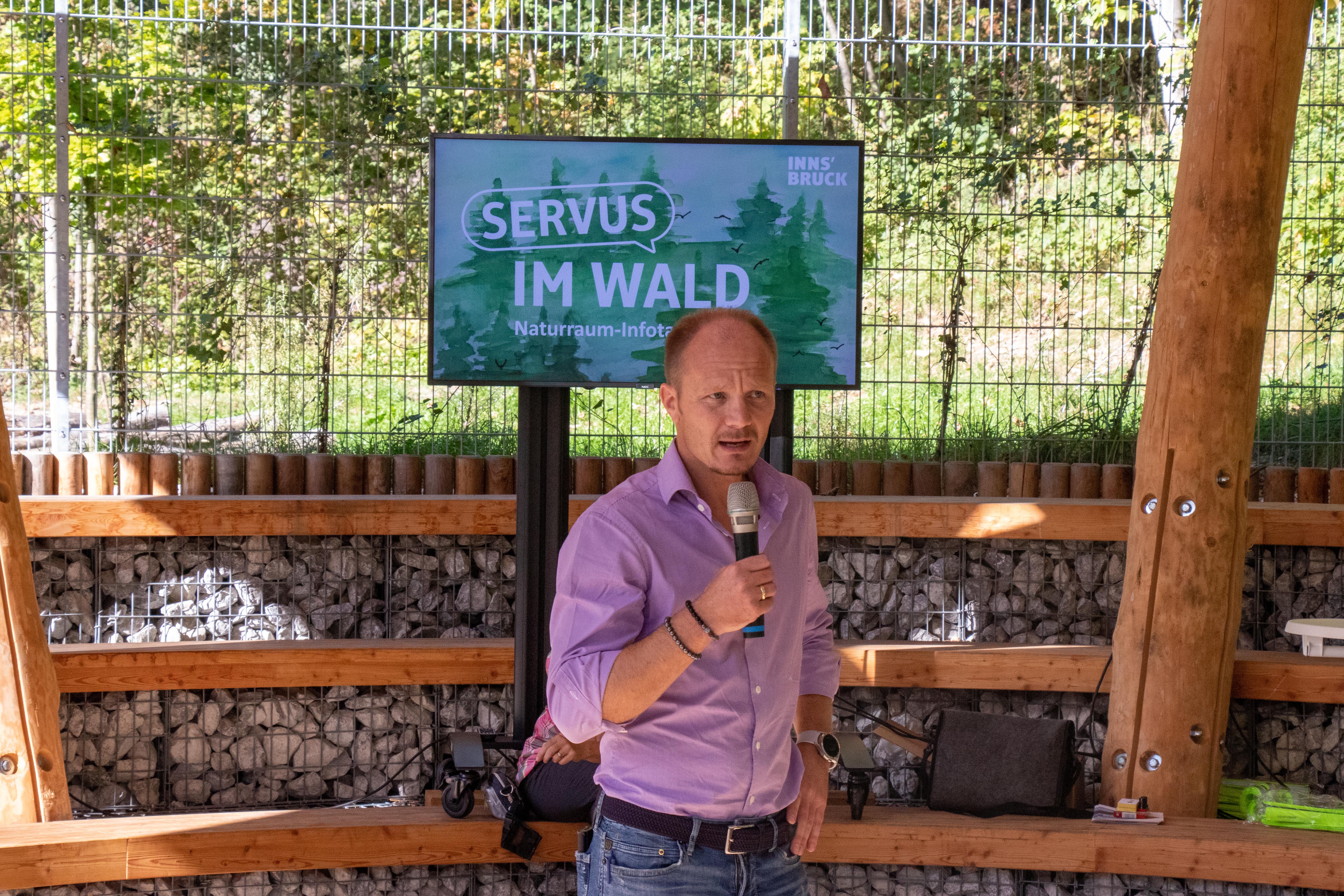 Unter dem Motto „Servus im Wald“ begrüßte Vizebürgermeister Johannes Anzengruber die BesucherInnen zum zweiten Naturraum-Infotag in der städtischen Waldschule.
