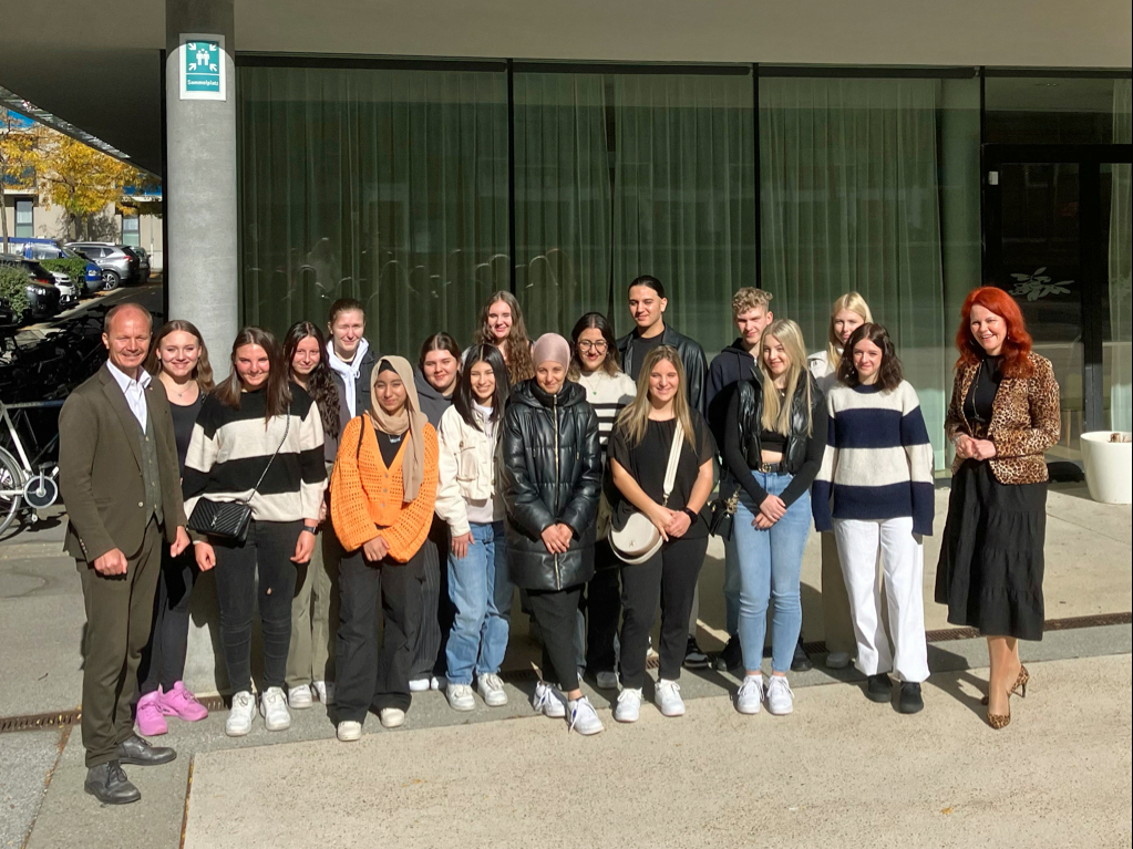 Landesrätin Cornelia Hagele (r.) und Vizebürgermeister Johannes Anzengruber (l.) freuen sich mit den angehenden Pflegelehrlingen über die neue ISD-Pflegelehre.