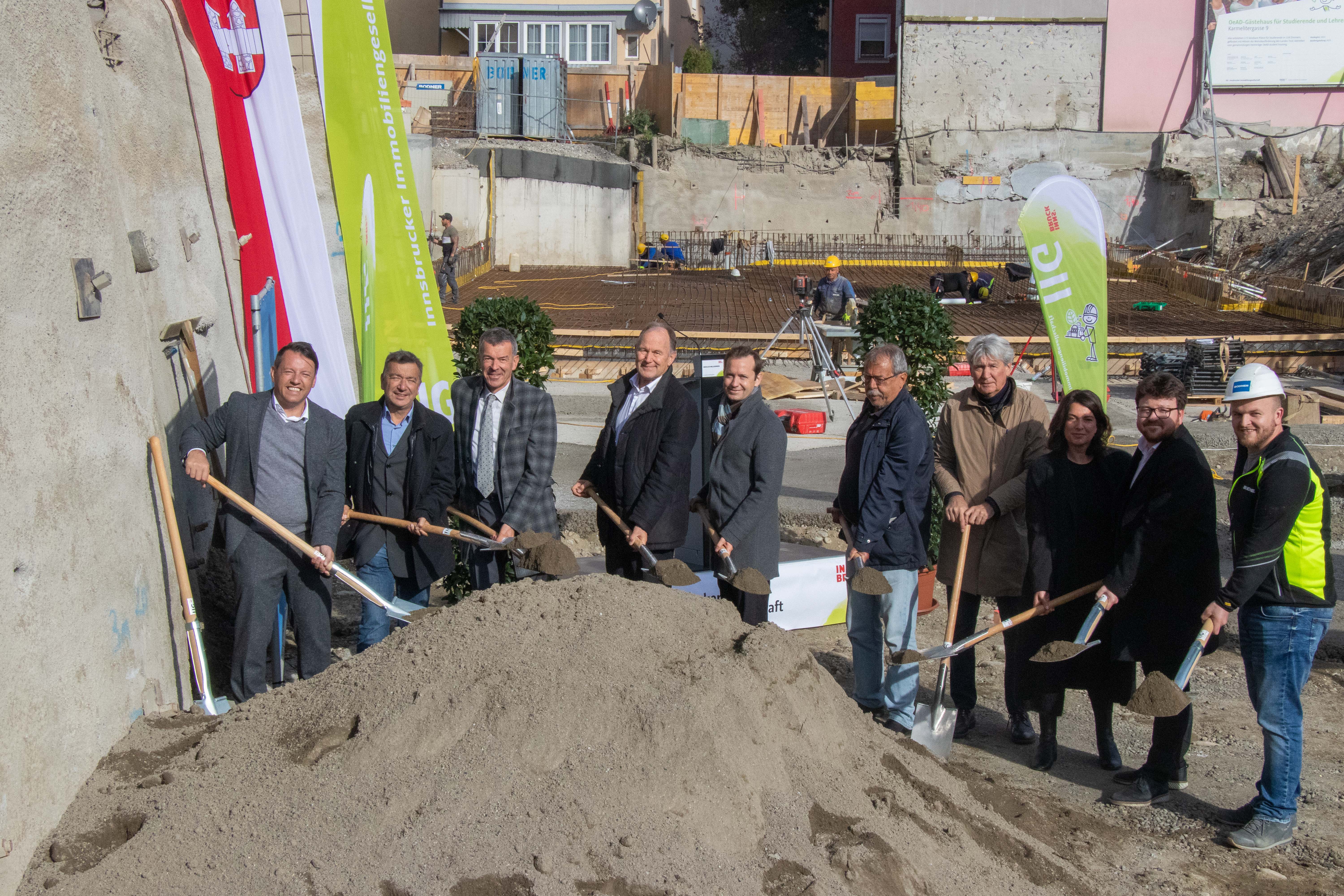 Freuen sich über den Baustart in der Karmelitergasse 9 (v. l. n. r.): IIG-Geschäftsführer Franz Danler, Geschäftsführer Günther Jedliczka (OeAD student housing), Bürgermeister Georg Willi, Franz Pegger (Aufsichtsratsvorsitzender IIG), Geschäftsführer Jakob Calice (OeAD), Gemeinderat Gerhard Fritz, Architekt Gerhard Manzl und Architektin Betina Hanel, Gemeinderat Benjamin Plach und ein Mitarbeiter der Baufirma Bodner.