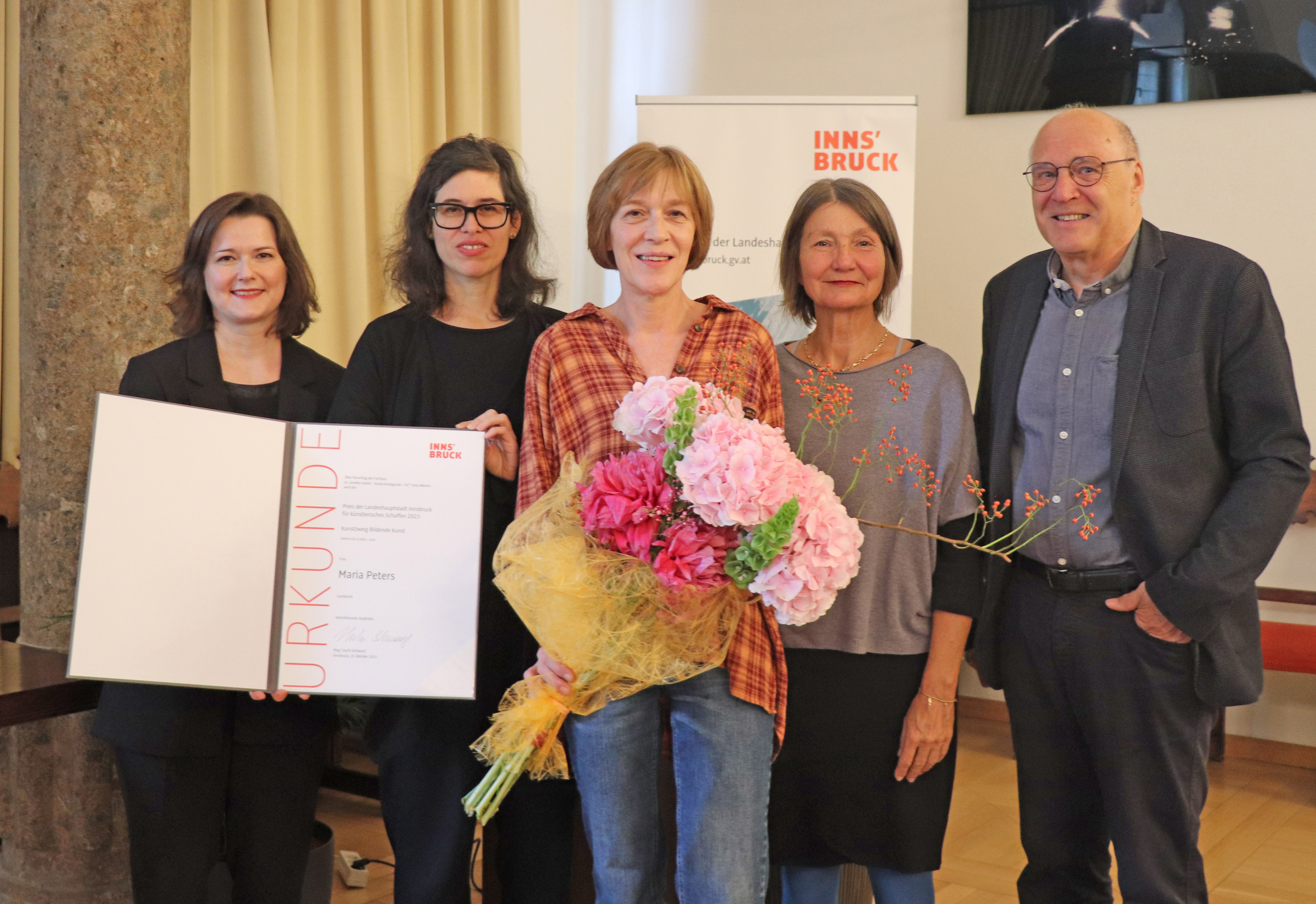 Maria Peters erhält den Preis für Künstlerisches Schaffen 2023 im Kunstzweig Bildende Kunst. Im Bild mit Kulturstadträtin Uschi Schwarzl (2. v.r.), den JurorInnen Annja Krautgasser (2. v.l.) und Günther Dankl und Natalie Pedevilla (Referat Bildende Kunst und Kulturprojekte, 1. v.l.).