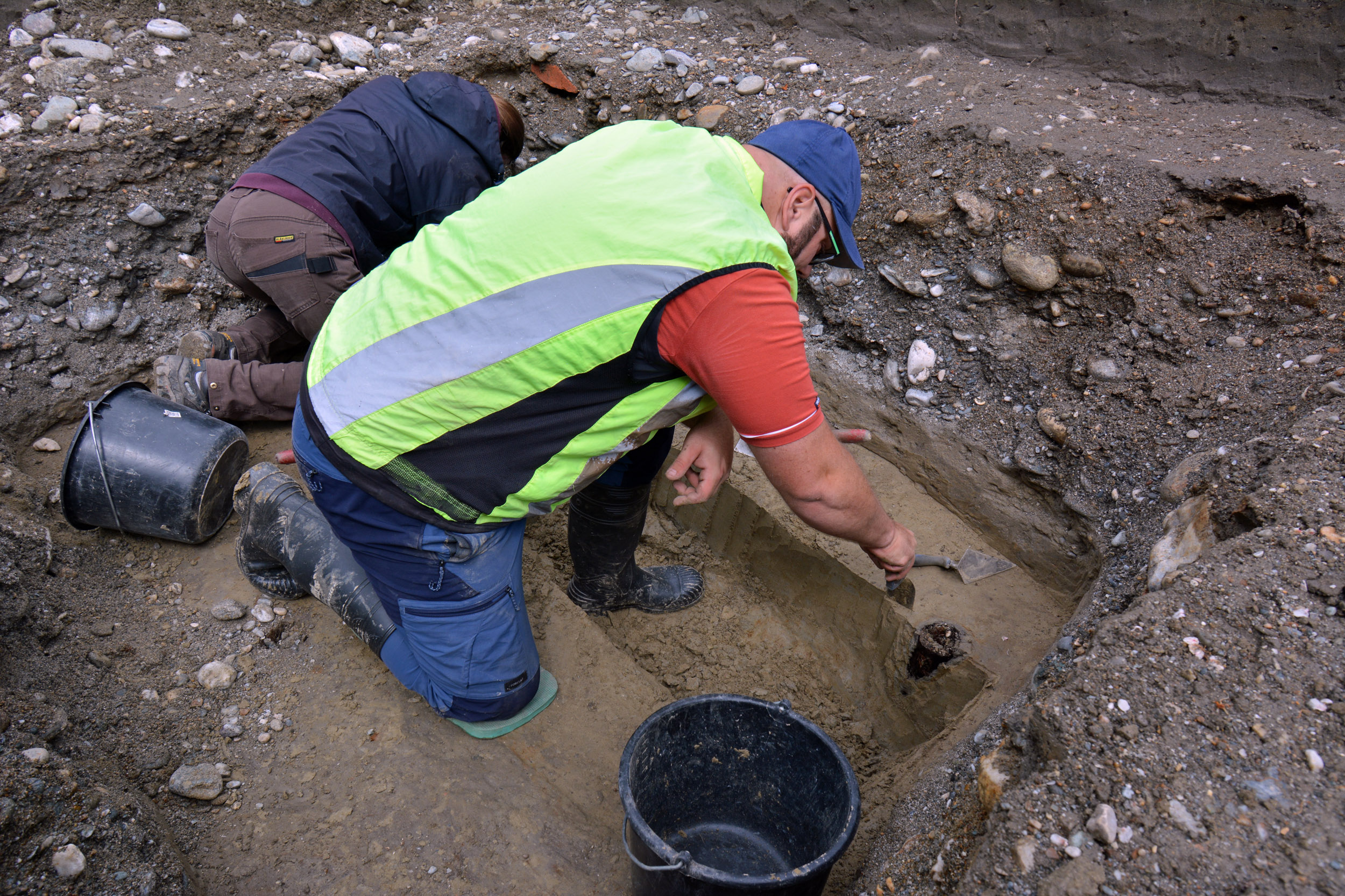 ArchäologInnen der Uni Innsbruck beim Freilegen archäologischer Strukturen.