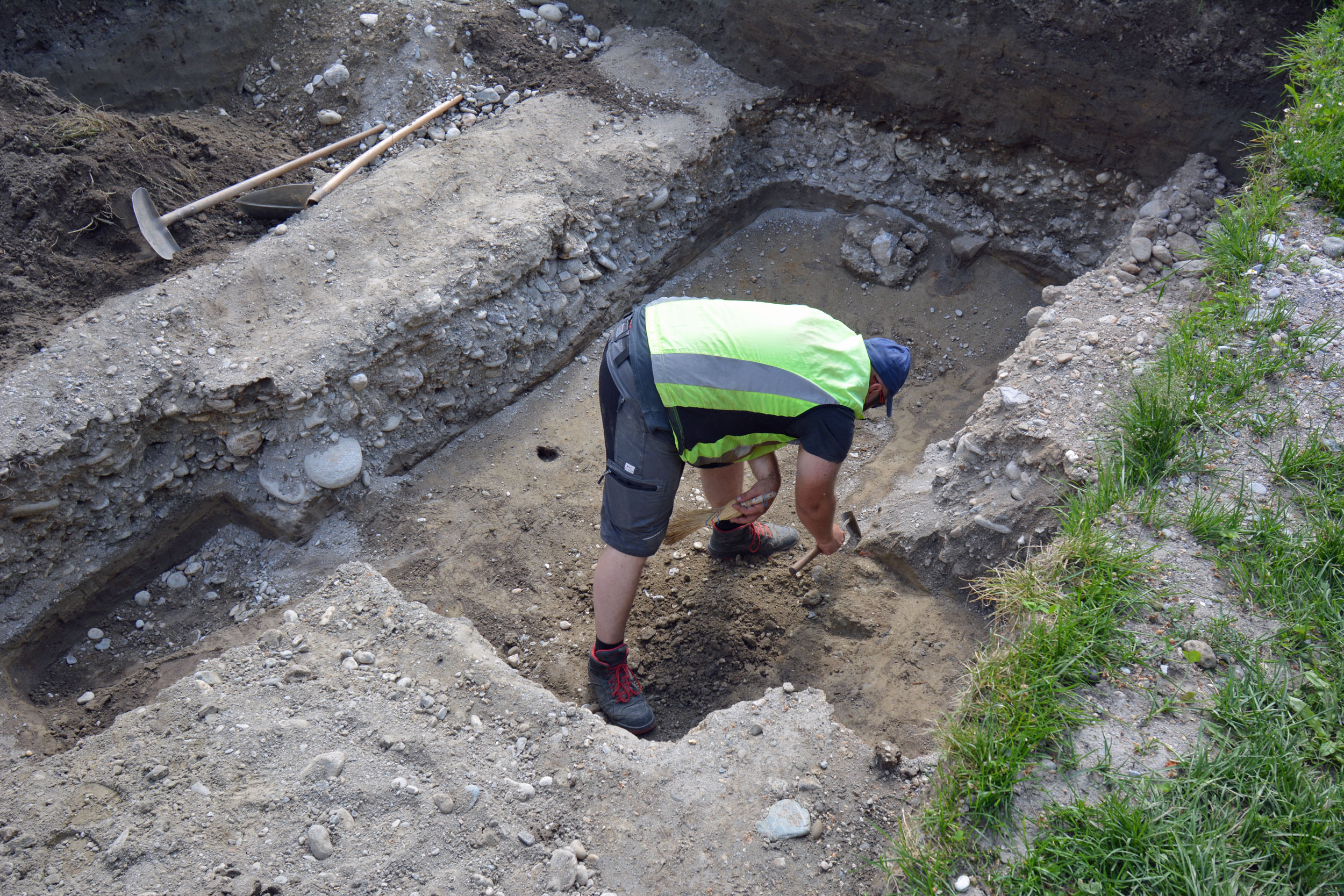 Im Mai dieses Jahres legten ArchäologInnen der Universität Innsbruck bei Grabungen archäologische Strukturen auf dem Areal des NS-Lagers in der Reichenau frei.