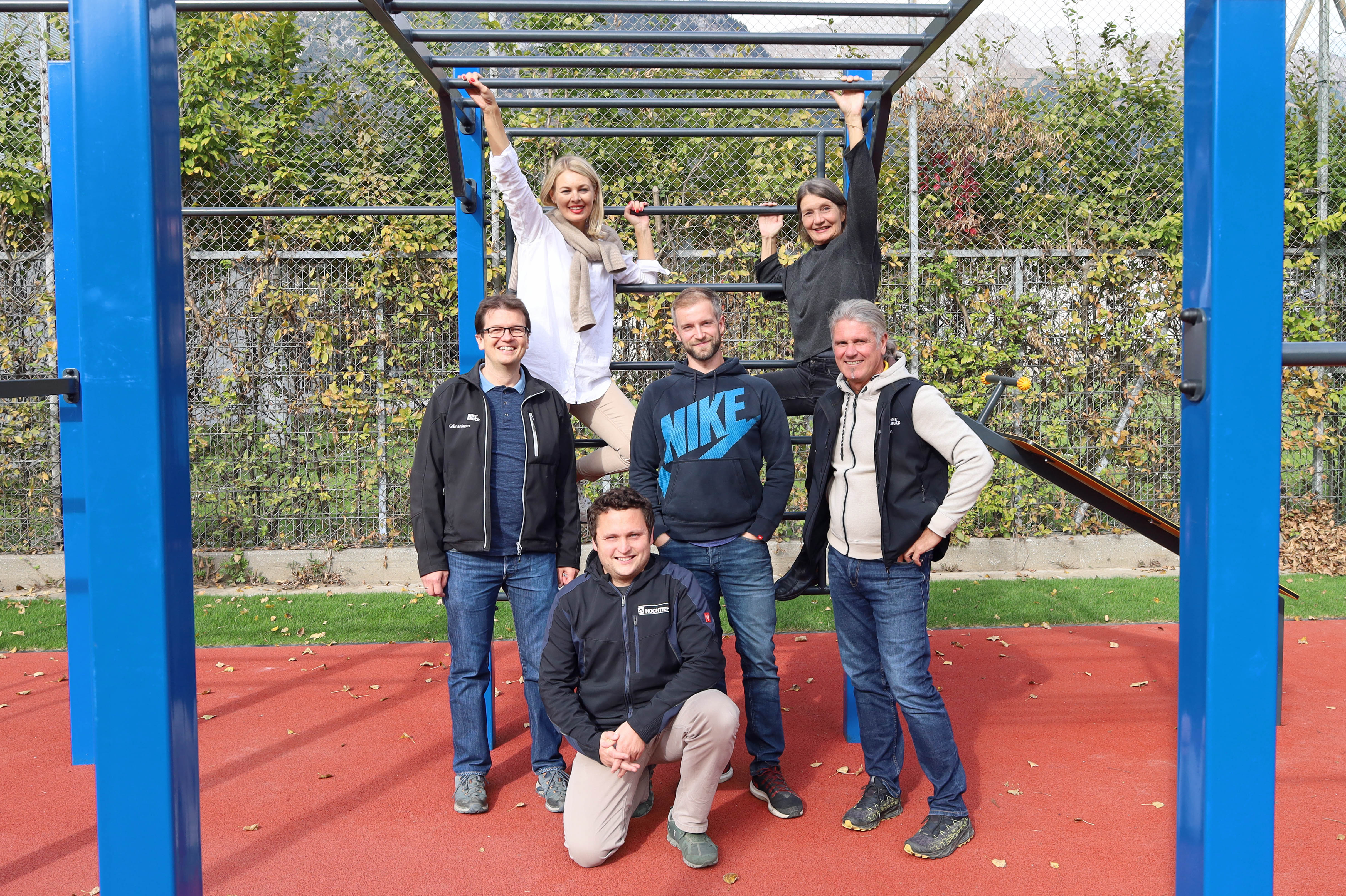 Stadträtin Elisabeth Mayr (2.v.l.), Stadträtin Uschi Schwarzl (2.v.r.), Referent Markus Pinter (l.), Referent Stefan Engele (r.), Landschaftsplaner Ricardo Leuschel (3.v.l.) sowie Bauleiter Michael Jank von Hochtief (3.v.r.) freuen sich über die neue Anlage.