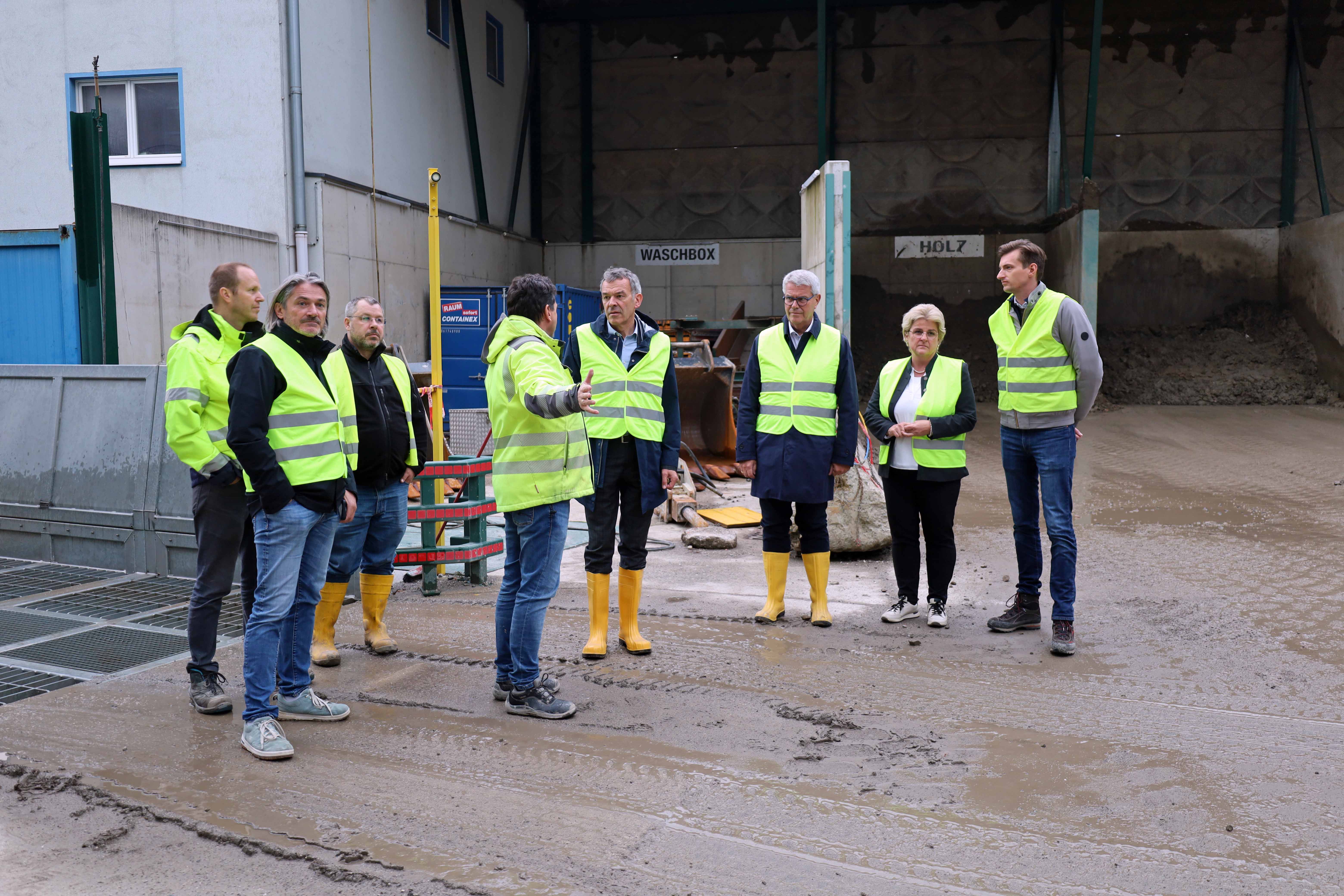 Führung durch die Deponie in der Feldstraße. Mit dabei auch der Abteilungsleiter der Magistratsabteilung II, Ferdinand Neu (3.v.r.)