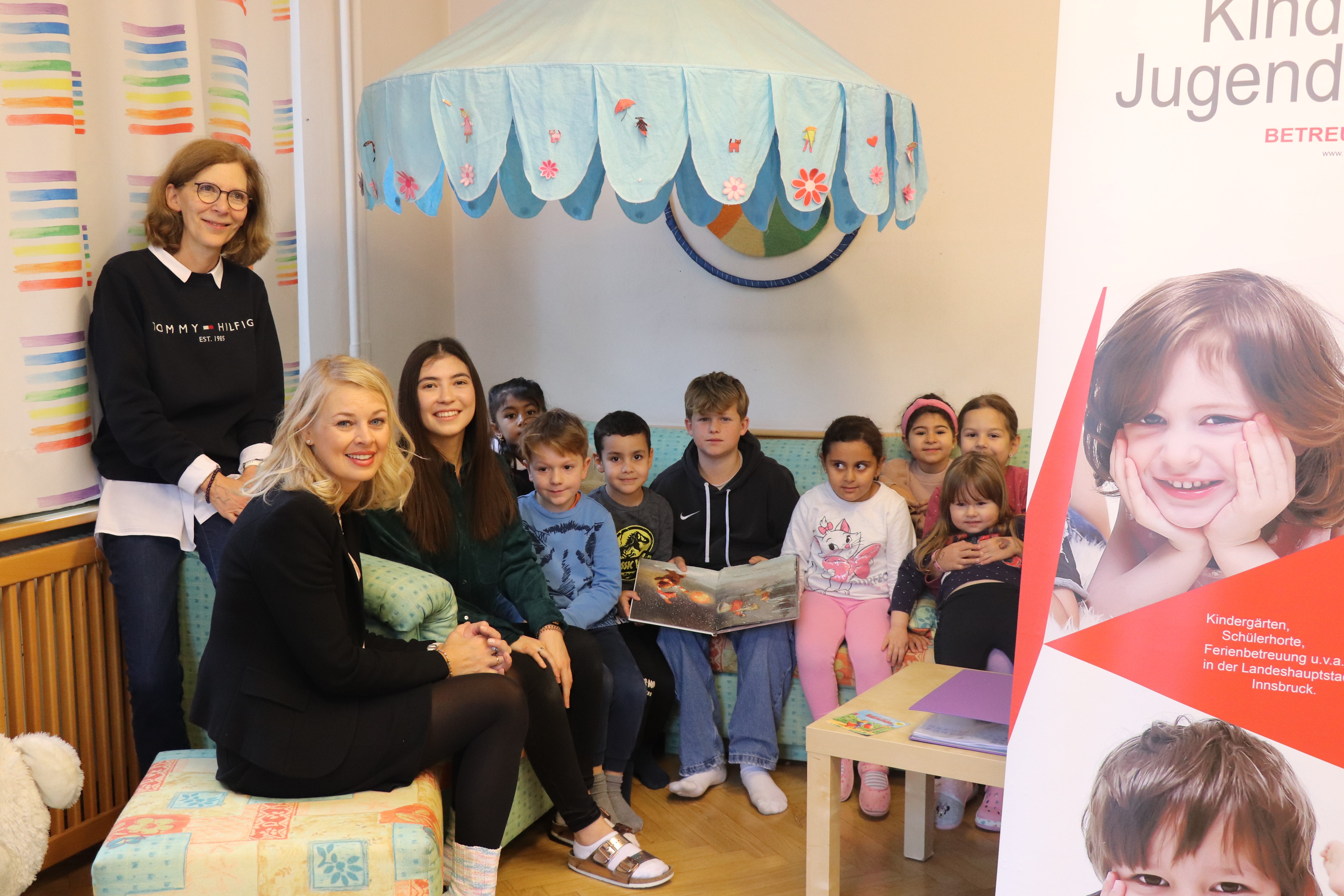 Freude über den Besuch am “Boys’ Day”: Leo verbrachte einen Vormittag im Kindergarten Dreiheiligen – gestartet wurde mit Vorlesen. Im Bild mit Bildungsstadträtin Elisabeth Mayr, Martina Zabernig (Amtsleiterin Kinderbetreuung, 1. v.l.) und der stv. Leiterin des Kindergartens Güllü Dag (3. v.l.).
