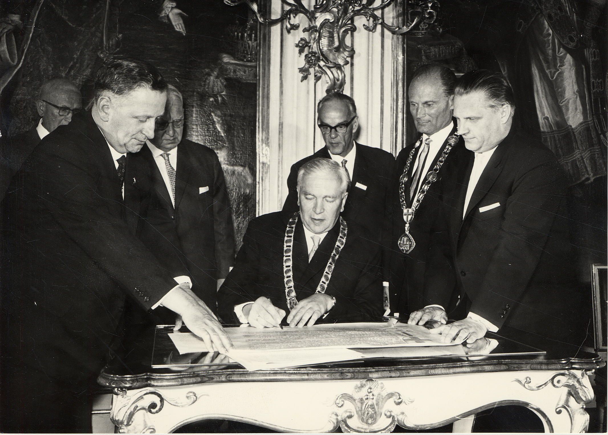 Ein Bild von 1963: Innsbrucks Bürgermeister Alois Lugger (Mitte) unterzeichnete mit Oberbürgermeister Eugen Keidel (2 v.r.) die Partnerschaftsurkunde in Innsbruck.
