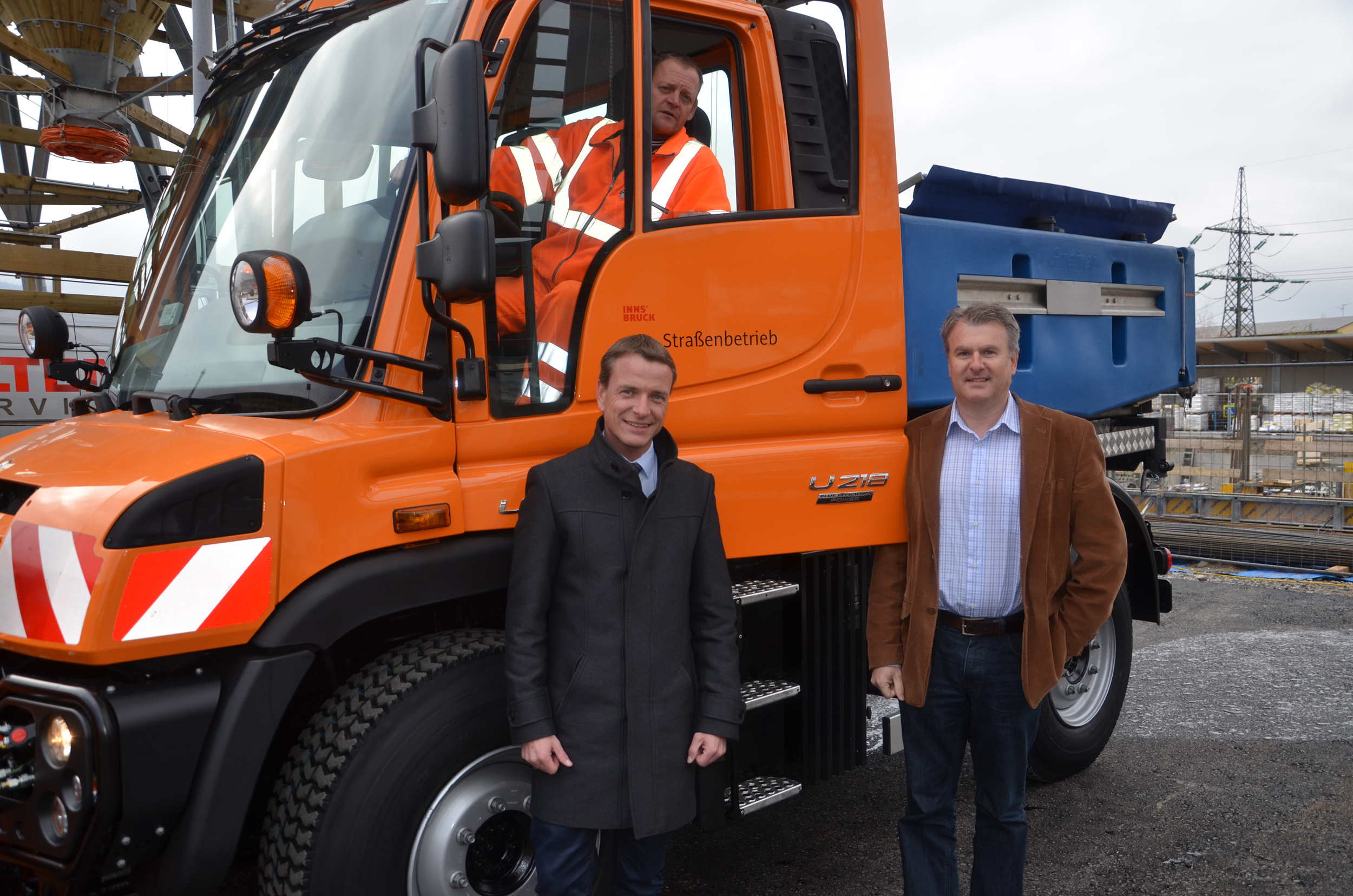 Vizebürgermeister Christoph Kaufmann und Amtsleiter für Straßenbetrieb Josef Mühlmann vor einem der beiden neu angeschafften Winterdienstfahrzeuge, die bei den akuten Schneefällen im Dauersatz sind.