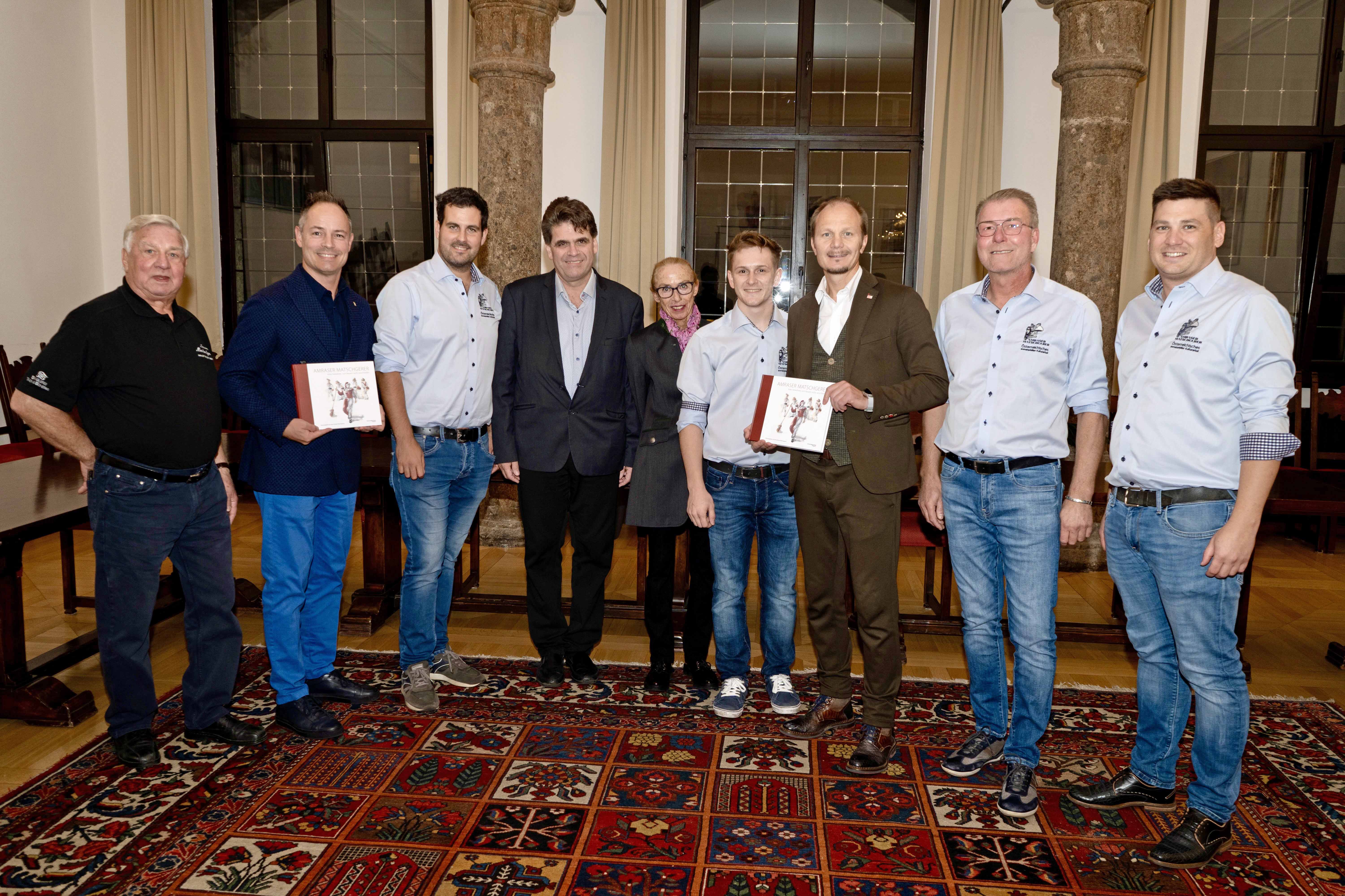Vizebürgermeister Markus Lassenberger (2.v.l) und Vizebürgermeister Johannes Anzengruber (3.v.r.) begrüßten eine Abordnung der Amraser Matschgerer im Historischen Rathaus im Stadtturm.