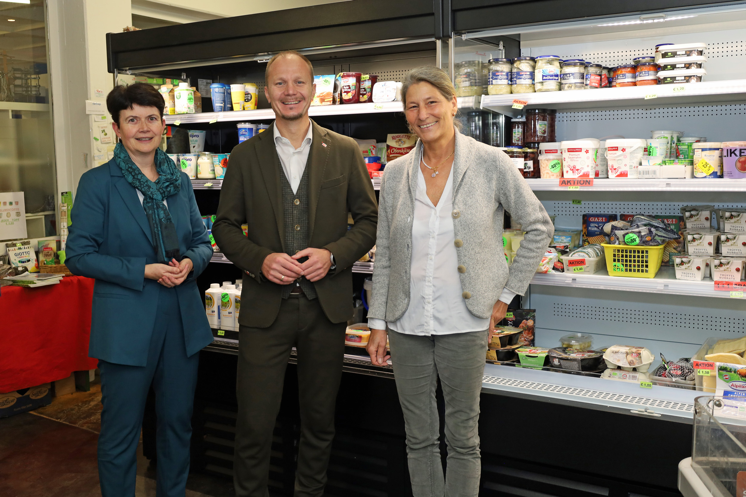 Elisabeth Rathgeb (Innsbrucker Caritas-Direktorin), Vizebürgermeister Johannes Anzengruber und TiSo-Geschäftsführerin Michaela Landauer  (v.l.) freuen sich über die neuen Kühlregale für den Sozialmarkt in der Adamgasse 13.