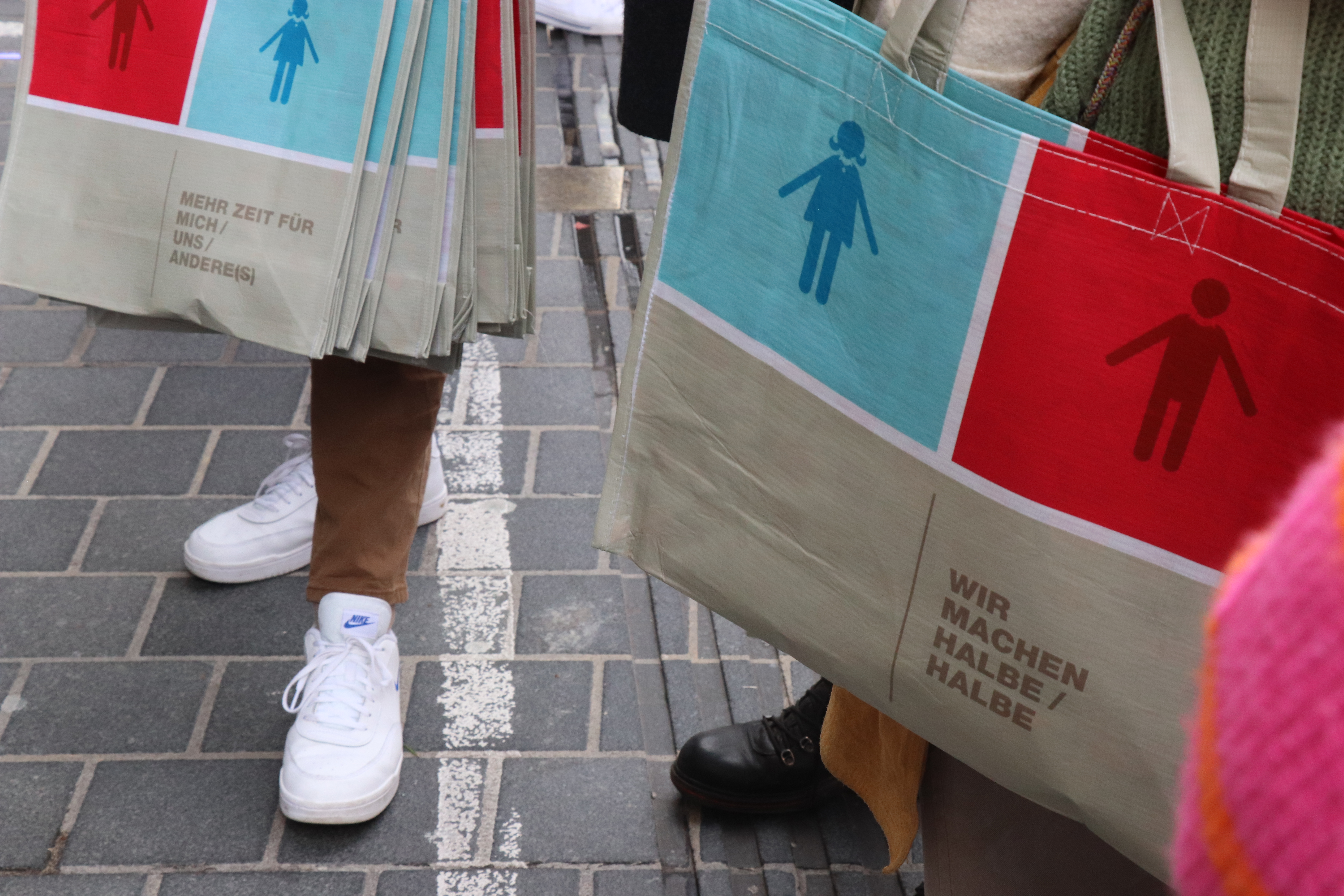 Als Give-Away wurden Halbe-Halbe-Taschen verteilt.