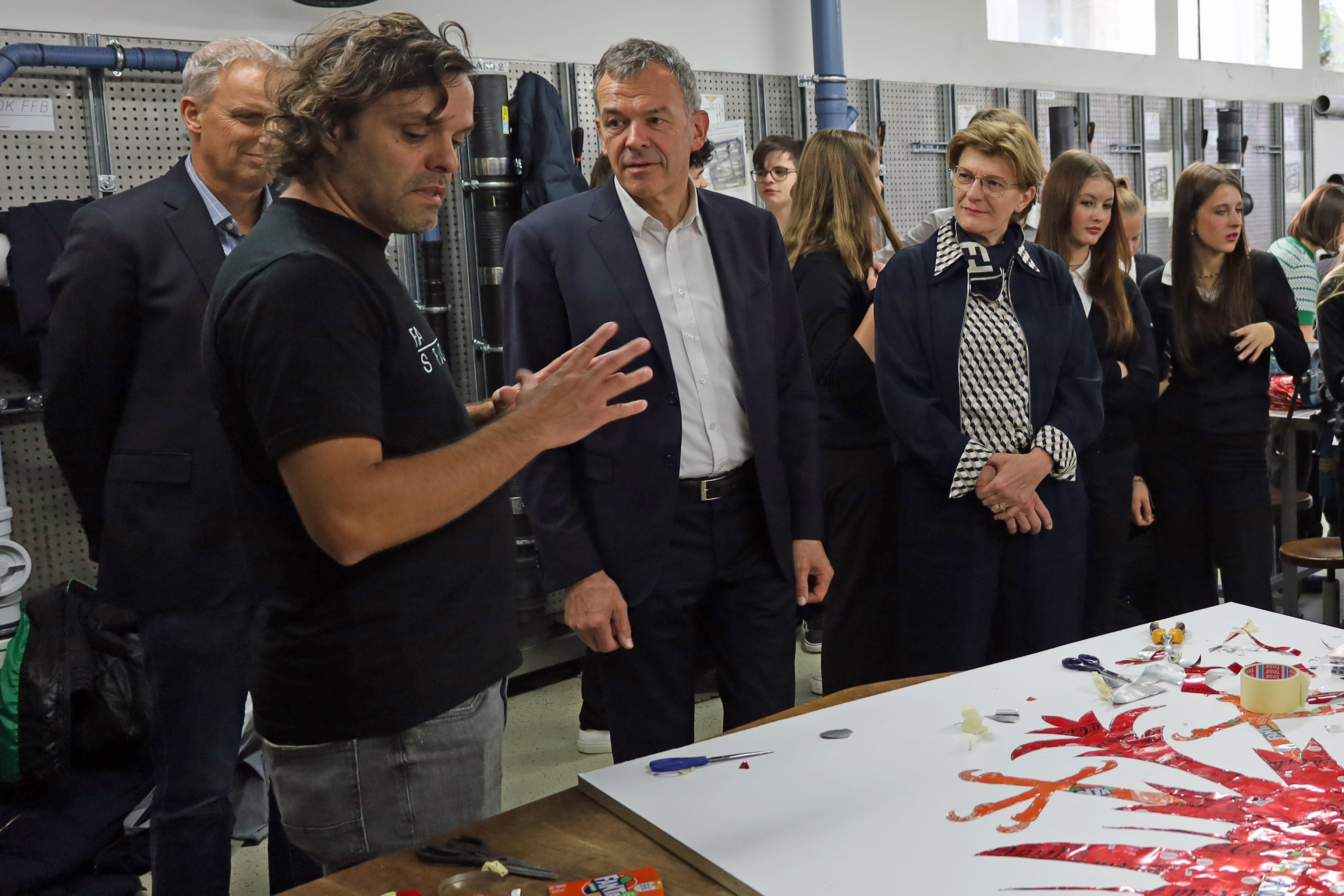 Kaiser-Maximilian-Preisträger José Rodrigues (2.v.l.) mit Bürgermeister Georg Willi (3.v.l.) und Stadträtin Christine Oppitz-Plörer beim Workshop mit den SchülerInnen.