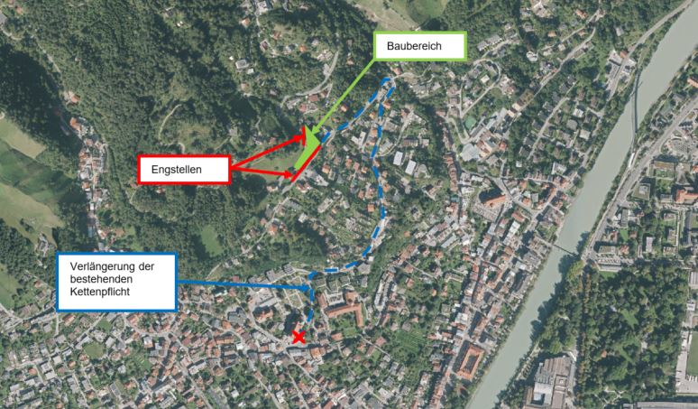 Abbildung 1: Luftbildaufnahme der Stadt Innsbruck. In der Abbildung ist der Baubereich als grüne Fläche dargestellt. Des Weiteren wurden die erforderlichen Verkehrsführungen rot und die geänderte bestehende Kettenpflicht blau dargestellt.