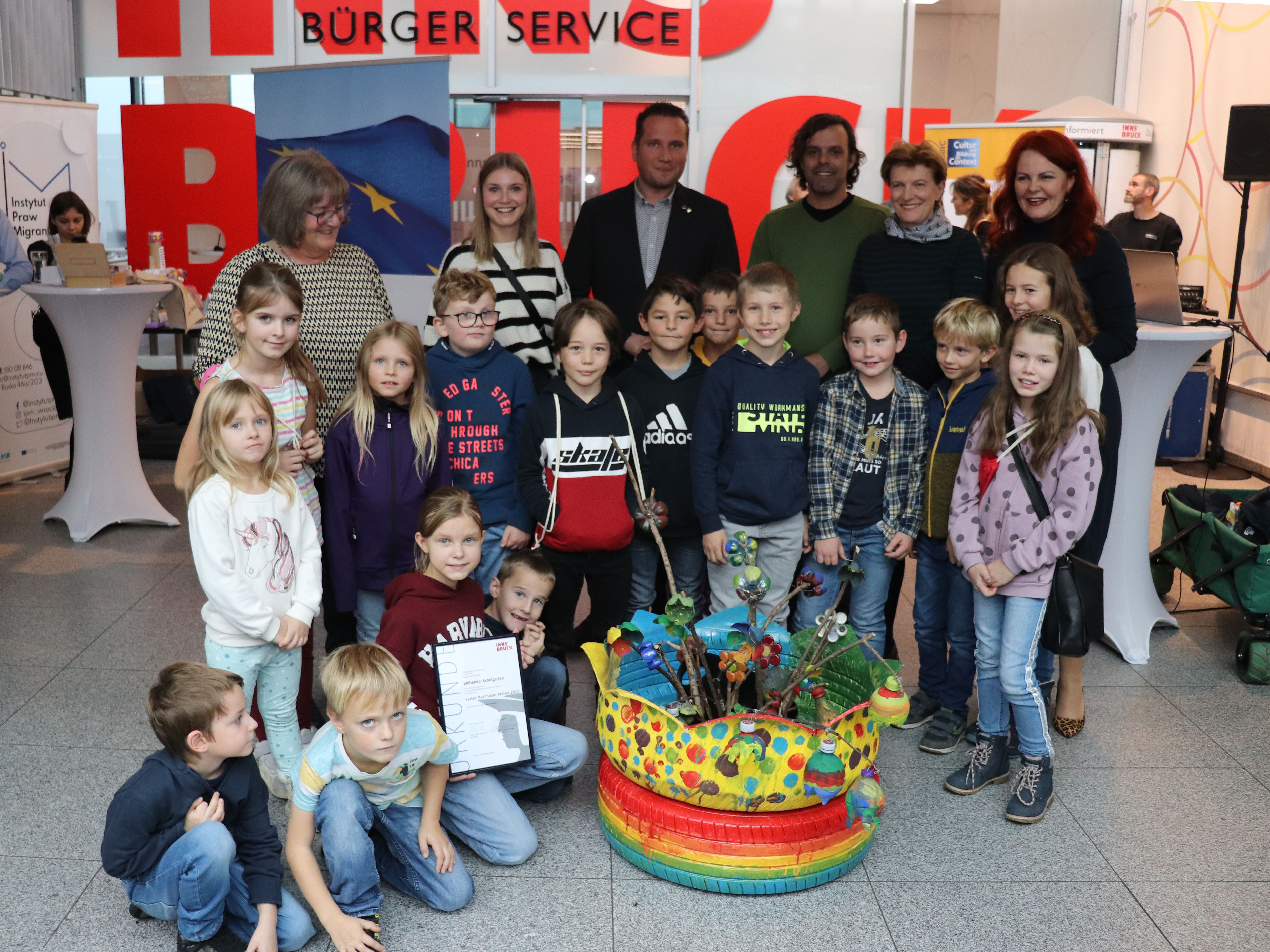 Die erste Klasse der Volksschule Kauns darf sich mit Landesrätin Cornelia Hagele (r.), Stadträtin Christine Oppitz-Plörer (2.v.r.), Kaiser-Maximilian-Preisträger José Rodrigues (3.v.r.) und dem Bürgermeister von Kauns, Matthias Schranz (4.v.r.) über den Sieg in der Kategorie „Volksschule“ freuen.