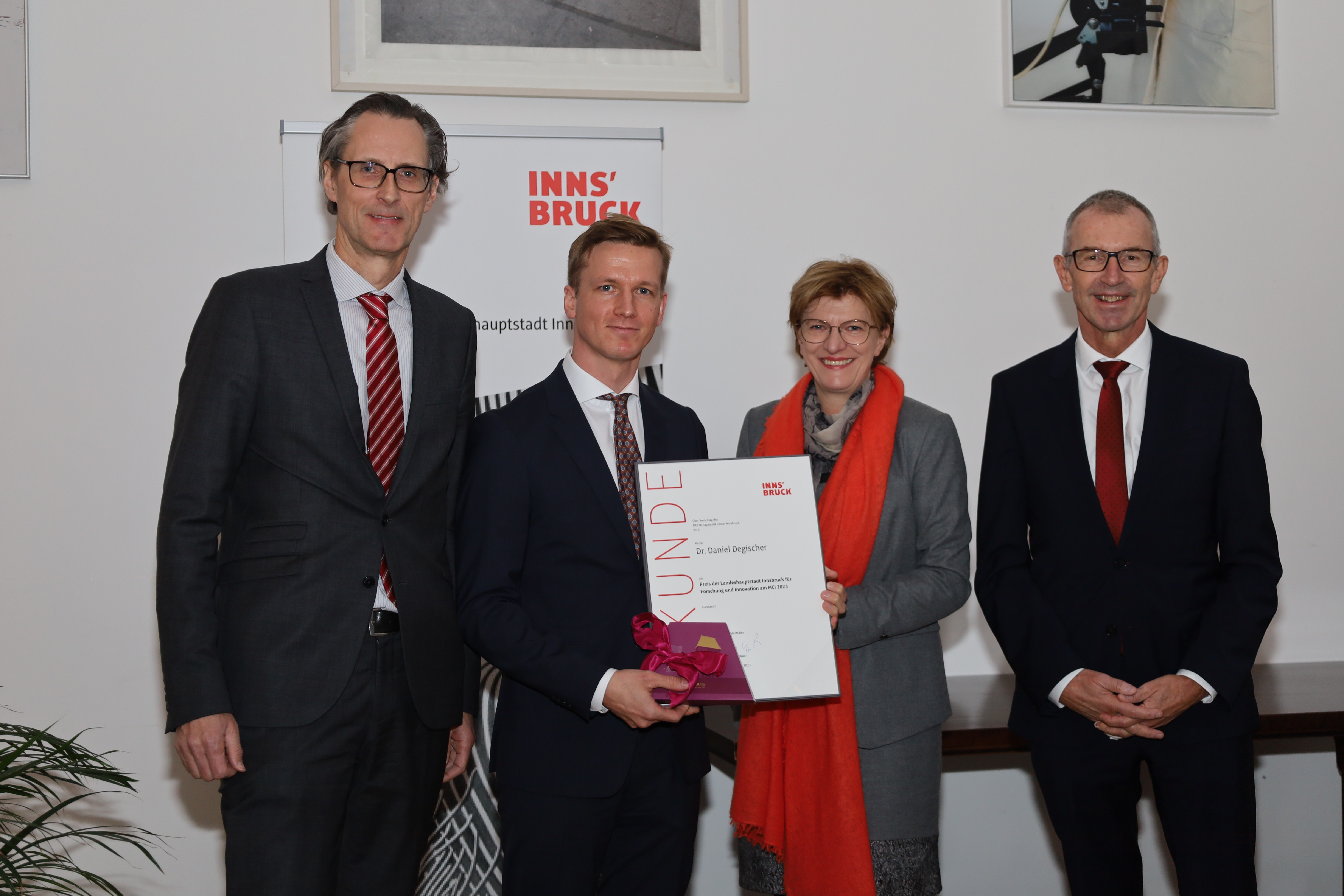 Daniel Degischer nahm den Preis der Landeshauptstadt Innsbruck für Forschung und Innovation am Management Center Innsbruck (MCI) 2023 entgegen. Stadträtin Christine Oppitz-Plörer, MCI-Rektor Andreas Altmann und Ralf Geymayer (Studiengangsleiter Management&Recht, 1. v.l.) gratulierten.