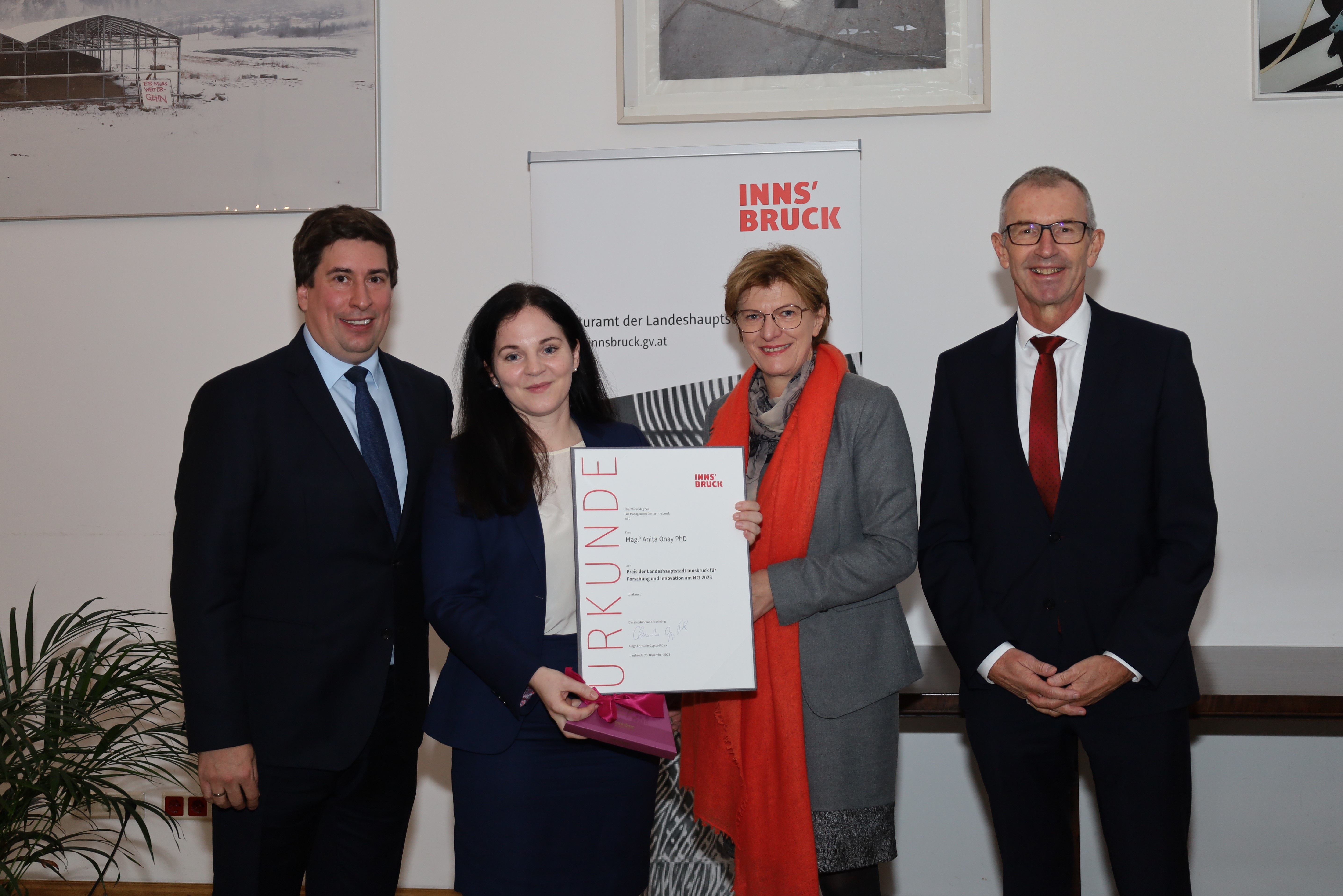 Stadträtin Christine Oppitz-Plörer, MCI-Rektor Andreas Altmann und Martin Pillei (Leiter Studiengang Wirtschaftsingenieurwesen, 1. v.l.) gratulierten Anita Onay zum Preis der Landeshauptstadt Innsbruck für Forschung und Innovation am Management Center Innsbruck (MCI) 2023.