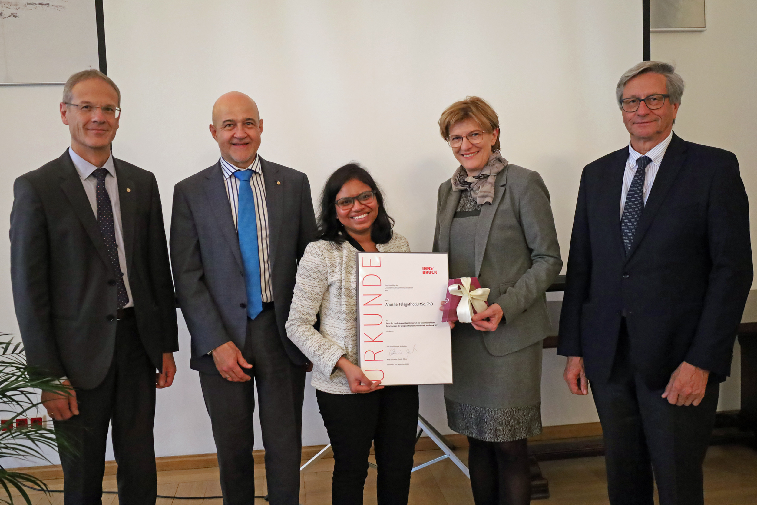 v.l.: Senatsvorsitzender Walter Obwexer, Gregor Weihs (Vizerektor für Forschung), Preisträgerin Anusha Telagathoti, Stadträtin Christine Oppitz-Plörer und Reinhard Schretter (Vorsitzender des Universitätsrates).