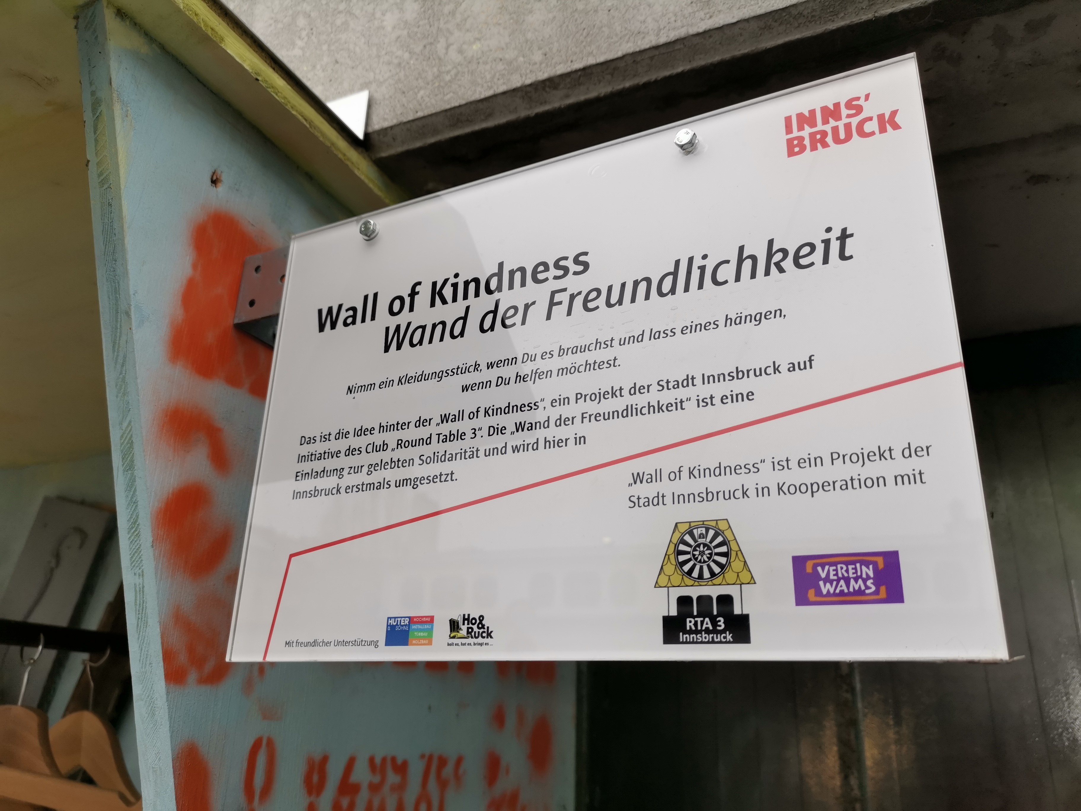 Unter dem Motto „Nimm ein Kleidungsstück, wenn Du in Not bist, und lass eines hängen, wenn Du helfen möchtest“ wurde das Solidaritätsprojekt durch die Stadt Innsbruck auf Initiative des Clubs Round Table 3 und in Kooperation mit dem Verein WAMS aus der Taufe gehoben.