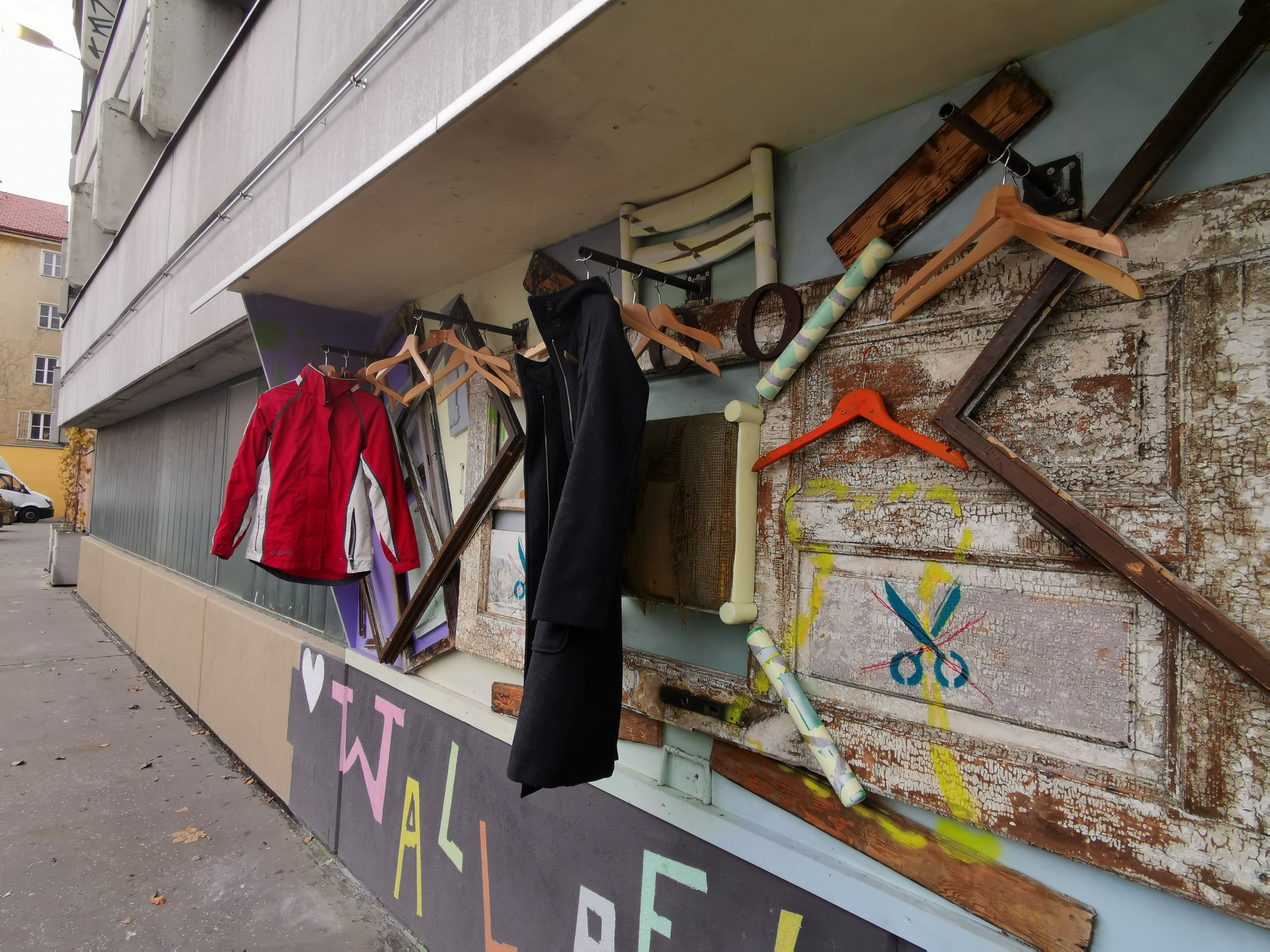 An der Ostseite der BOE-Garage am Herzog-Siegmund-Ufer 5 steht die "Wall of Kindness".