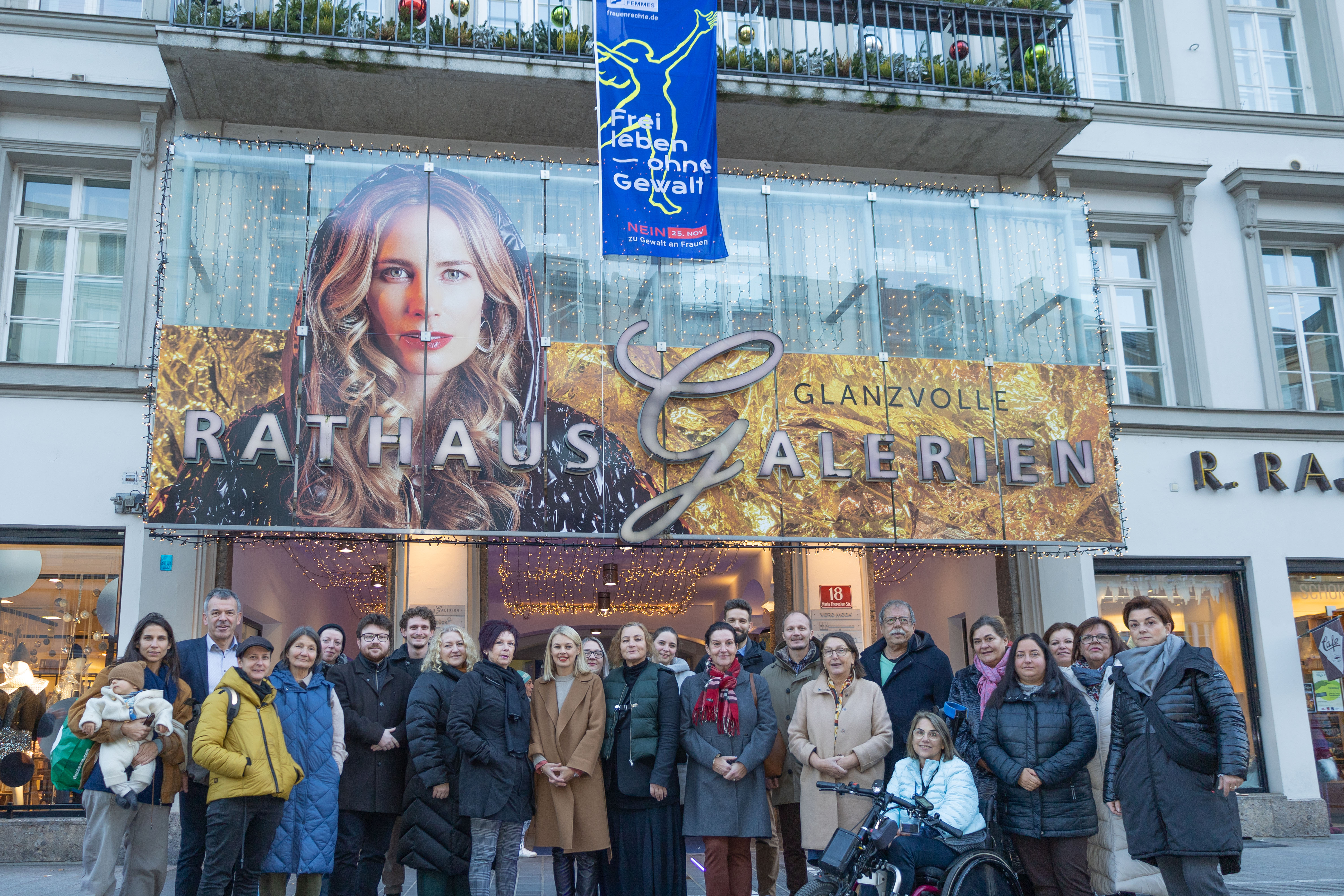 Innsbruck setzt ein Zeichen: Vom Innsbrucker Rathausbalkon weht bis 10. Dezember die Fahne anlässlich der „16 Tage gegen Gewalt an Frauen und Mädchen“. Bürgermeister Georg Willi (2. v. l.), Frauenstadträtin Elisabeth Mayr (10. v. l.), Vizebürgermeister Johannes Anzengruber (9. v. r.), Stadträtin Uschi Schwarzl (4. v. l.) und Uschi Klee (Referat Frauen und Generationen, 9.v. l.) mit VertreterInnen des Gemeinderats, der Stadtverwaltung sowie mehreren Vereinen.