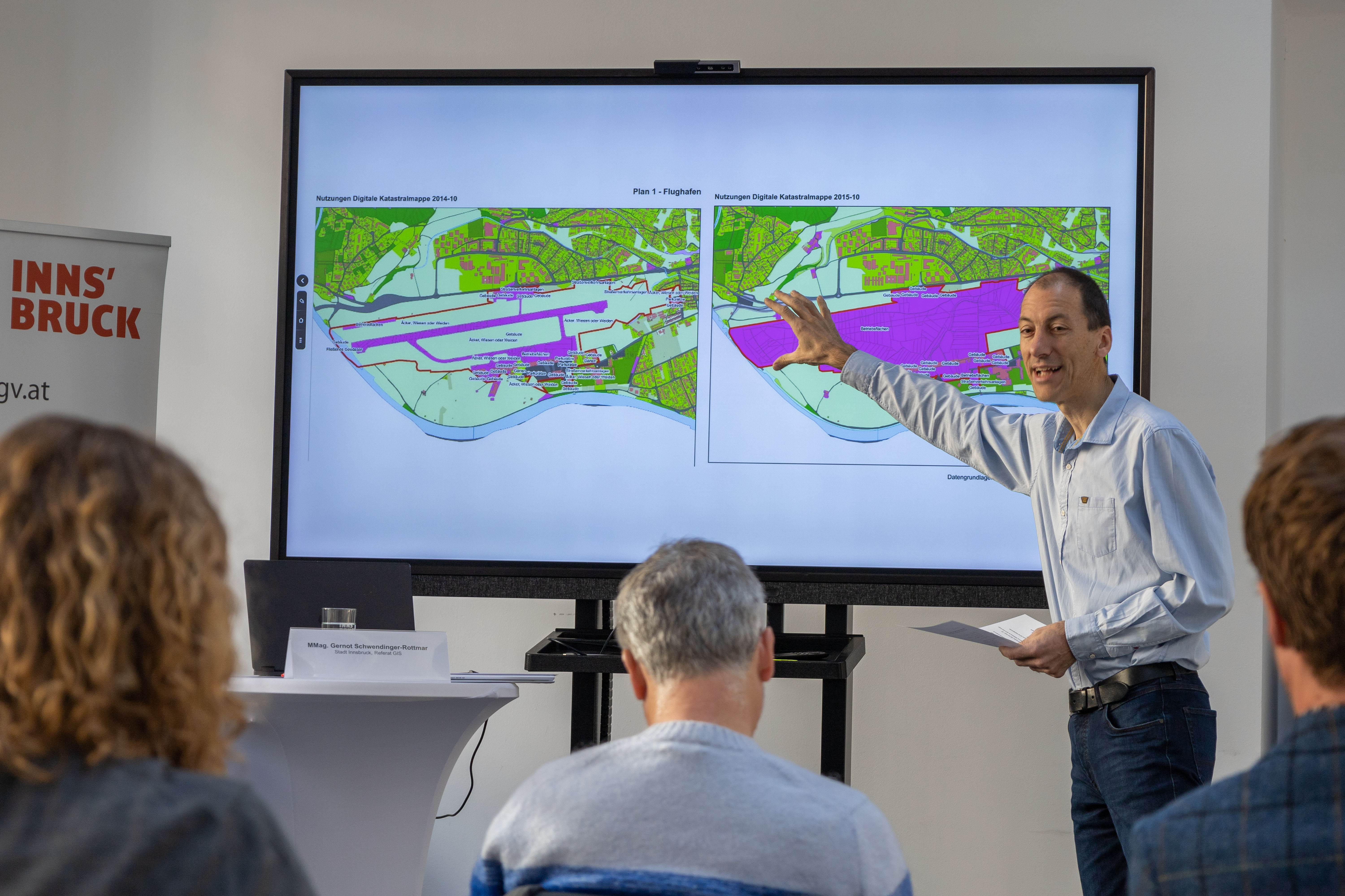 Gernot Schwendinger-Rottmar vom Referat GIS erklärt, dass sich die Fläche am Flughafen nicht mehr versiegelt hat, es fand nur eine Neudefinition der umliegenden Grünflächen in Betriebsflächen statt.