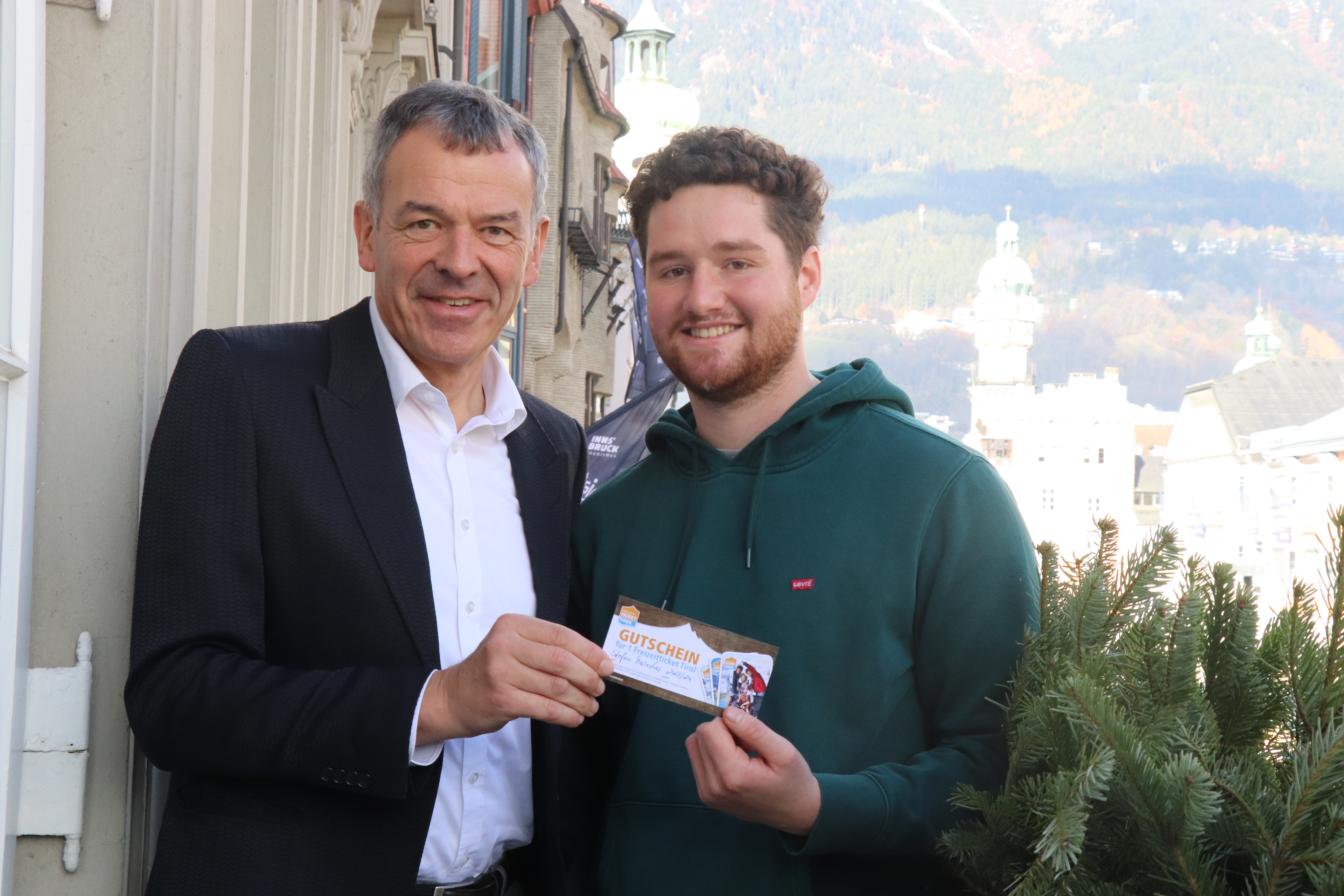 Bei der jährlichen ERASMUS Student Welcome Party für Erstsemestrige der Universität Innsbruck wurden auch heuer wieder begehrte Preise verlost. Über 4.000 Studierende feierten gemeinsam im Congress Innsbruck ihren Start ins Studium. Der glückliche Gewinner des ersten Preises, Stefan Maiacher, holte sich sein Freizeitticket Tirol, rechtzeitig vor dem ersten Schneefall direkt beim Bürgermeister ab. Mit dem Freizeitticket kann man für 365 Tage nicht nur Sport und Action beim Skifahren, Snowboarden, Rodeln, Wandern oder Schwimmen, sondern auch beim Besuch im Museum Kultur genießen.