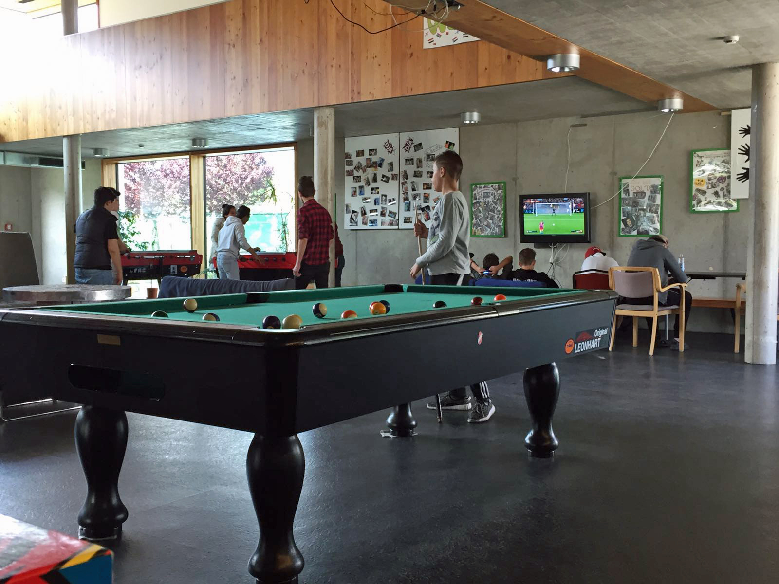 Jugendliche brauchen Räume, in denen sie sich treffen und ohne Konsumzwang ihre Zeit verbringen können – zum Beispiel wie hier in einem Jugendzentrum.