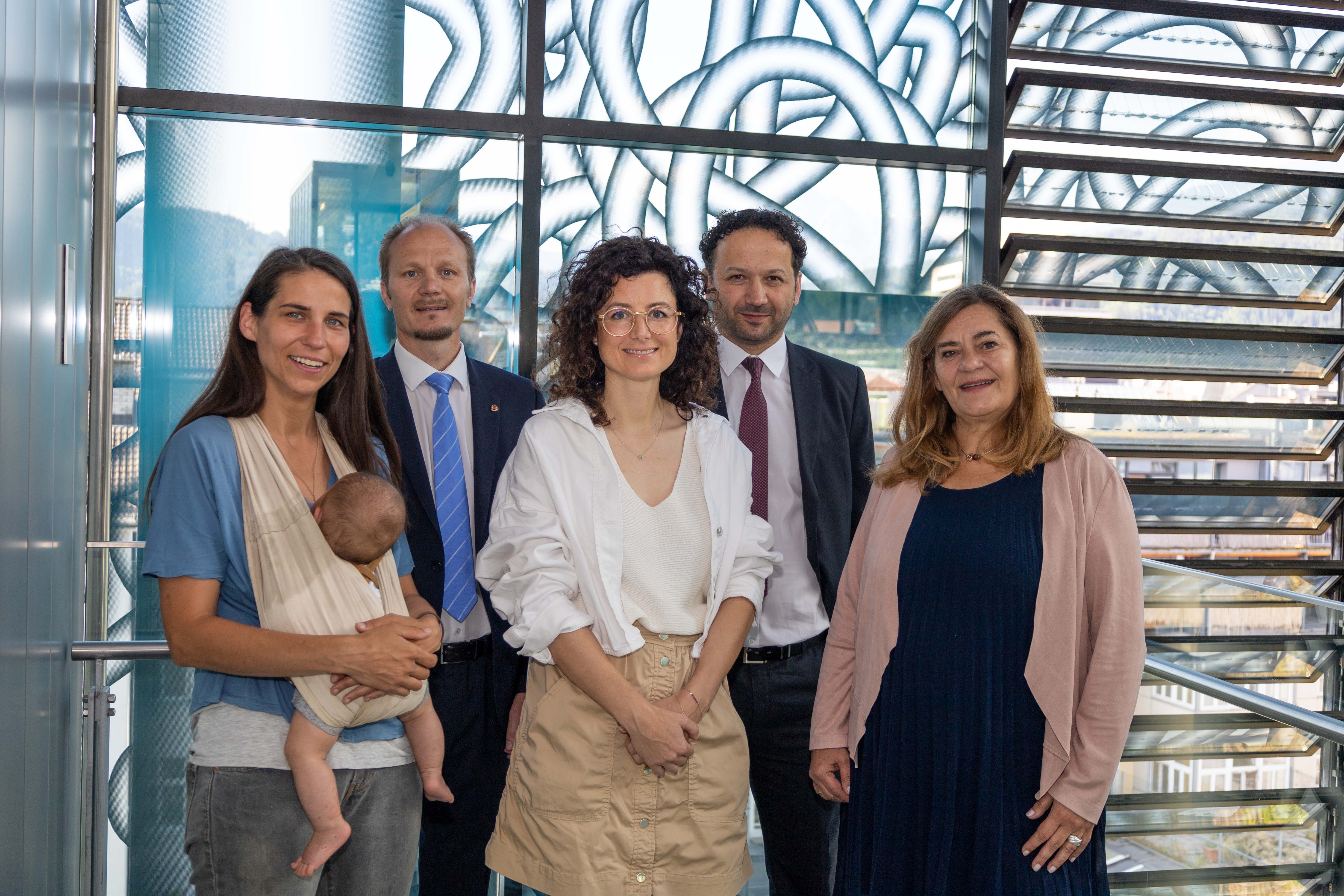 Wichtiges Maßnahmenpaket zur Unterstützung von wohnungslosen Elternteilen in Innsbruck: Vizebürgermeister Johannes Anzengruber (2. v. l.), Julia Schratz (Bildmitte, Geschäftsführerin Verein „lilawohnt“) sowie GemeinderätInnen Janine Bex (l.), Mesut Onay und Dagmar Klingler-Newesely (r.).